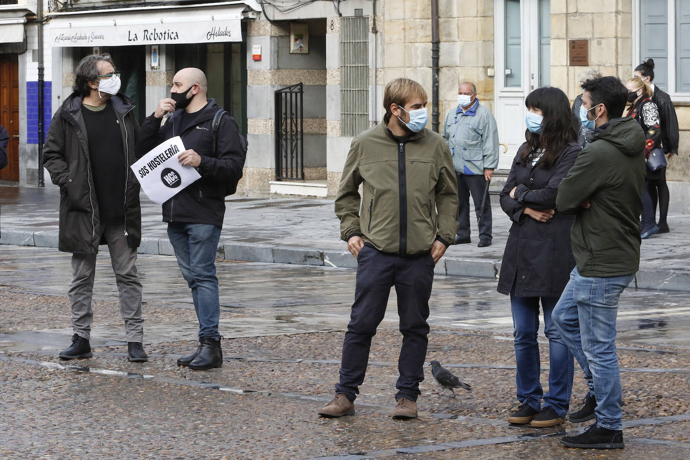 Miles de negocios en toda Asturias se han visto obligados a echar el cierre desde el pasado 4 de noviembre y mantendrán la persiana bajada al menos hasta el día 18. El objetivo es intentar frenar la segunda ola del coronavirus. Esta situación ha desembocado en manifestaciones de hosteleros y comerciantes distribuidas por todo el Principado y desarrolladas a lo largo de esta semana. Lugares como Gijón, Oviedo, Avilés, Mieres, Lugones, Valdés o Langreo han visto cómo sus hosteleros pedían que no se criminalice al sector, al tiempo que reclamaban ayudas compensatorias. 