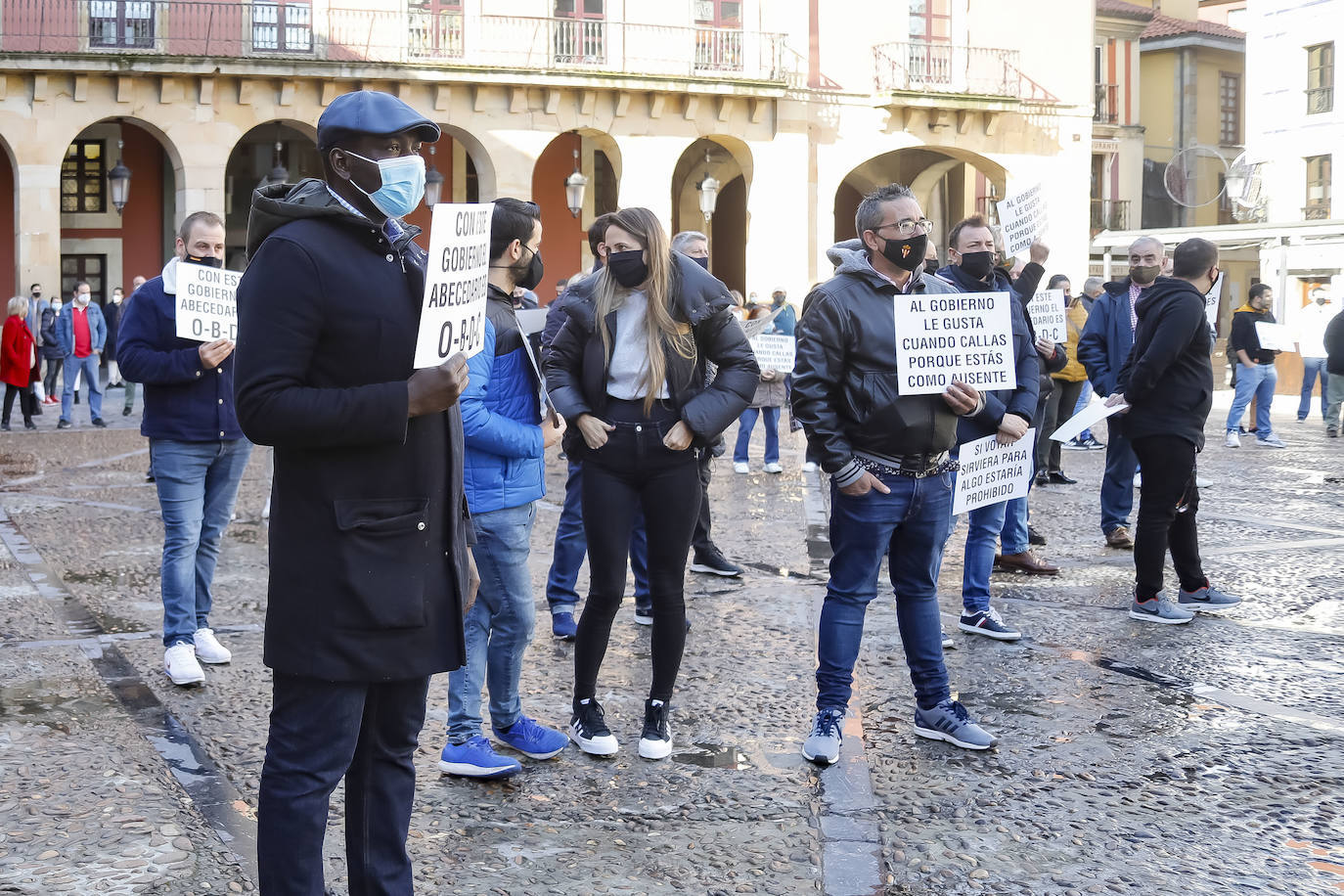 Miles de negocios en toda Asturias se han visto obligados a echar el cierre desde el pasado 4 de noviembre y mantendrán la persiana bajada al menos hasta el día 18. El objetivo es intentar frenar la segunda ola del coronavirus. Esta situación ha desembocado en manifestaciones de hosteleros y comerciantes distribuidas por todo el Principado y desarrolladas a lo largo de esta semana. Lugares como Gijón, Oviedo, Avilés, Mieres, Lugones, Valdés o Langreo han visto cómo sus hosteleros pedían que no se criminalice al sector, al tiempo que reclamaban ayudas compensatorias. 