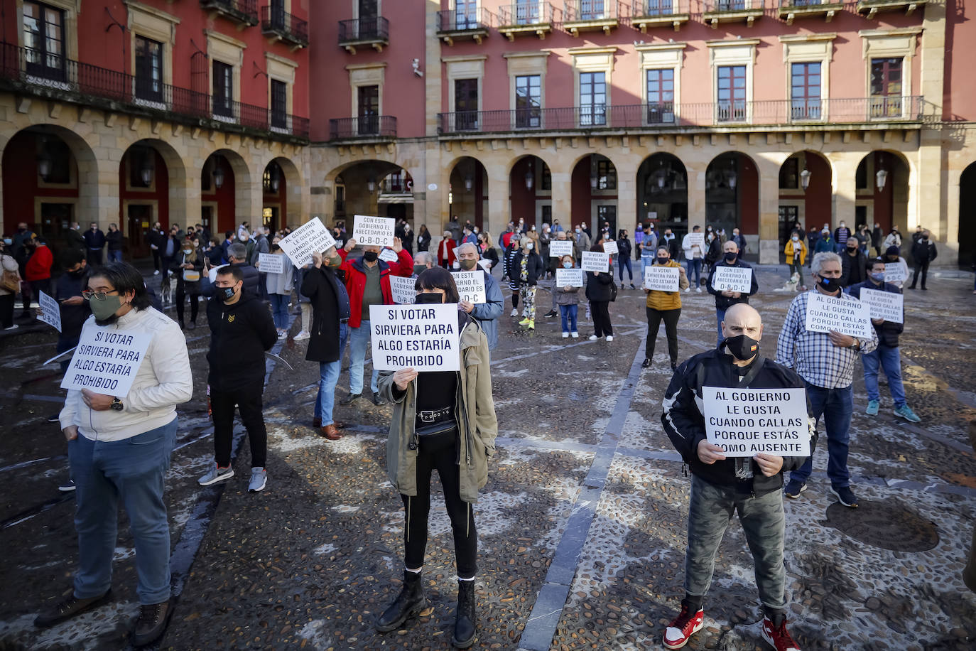 Miles de negocios en toda Asturias se han visto obligados a echar el cierre desde el pasado 4 de noviembre y mantendrán la persiana bajada al menos hasta el día 18. El objetivo es intentar frenar la segunda ola del coronavirus. Esta situación ha desembocado en manifestaciones de hosteleros y comerciantes distribuidas por todo el Principado y desarrolladas a lo largo de esta semana. Lugares como Gijón, Oviedo, Avilés, Mieres, Lugones, Valdés o Langreo han visto cómo sus hosteleros pedían que no se criminalice al sector, al tiempo que reclamaban ayudas compensatorias. 