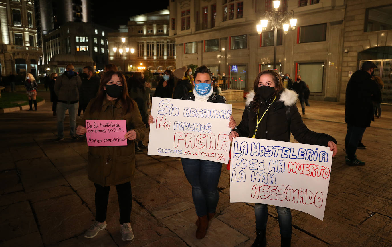 Miles de negocios en toda Asturias se han visto obligados a echar el cierre desde el pasado 4 de noviembre y mantendrán la persiana bajada al menos hasta el día 18. El objetivo es intentar frenar la segunda ola del coronavirus. Esta situación ha desembocado en manifestaciones de hosteleros y comerciantes distribuidas por todo el Principado y desarrolladas a lo largo de esta semana. Lugares como Gijón, Oviedo, Avilés, Mieres, Lugones, Valdés o Langreo han visto cómo sus hosteleros pedían que no se criminalice al sector, al tiempo que reclamaban ayudas compensatorias. 