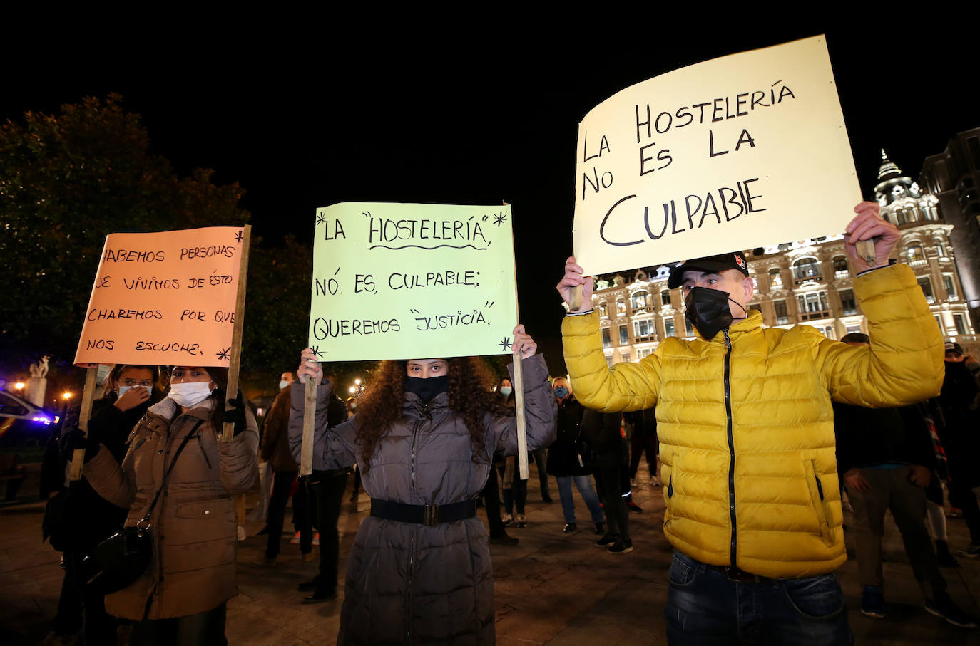 Miles de negocios en toda Asturias se han visto obligados a echar el cierre desde el pasado 4 de noviembre y mantendrán la persiana bajada al menos hasta el día 18. El objetivo es intentar frenar la segunda ola del coronavirus. Esta situación ha desembocado en manifestaciones de hosteleros y comerciantes distribuidas por todo el Principado y desarrolladas a lo largo de esta semana. Lugares como Gijón, Oviedo, Avilés, Mieres, Lugones, Valdés o Langreo han visto cómo sus hosteleros pedían que no se criminalice al sector, al tiempo que reclamaban ayudas compensatorias. 