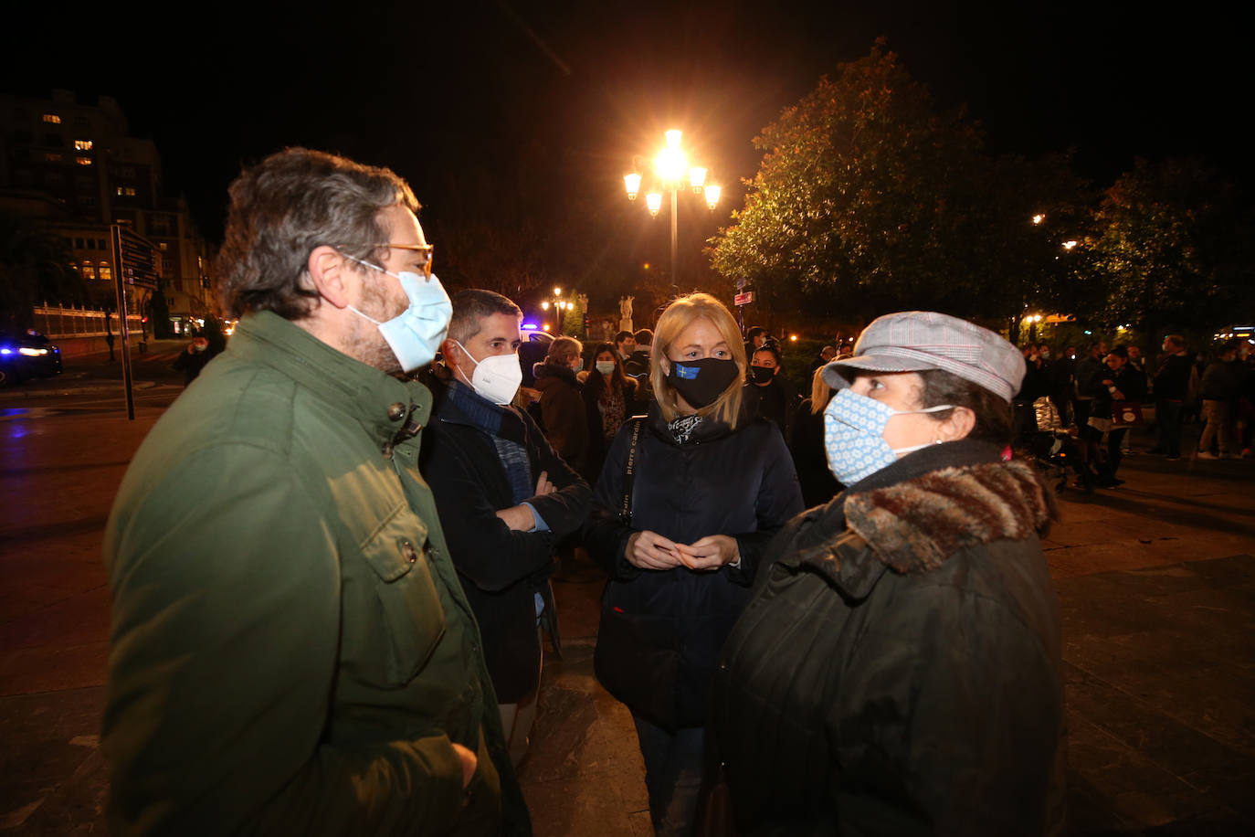 Miles de negocios en toda Asturias se han visto obligados a echar el cierre desde el pasado 4 de noviembre y mantendrán la persiana bajada al menos hasta el día 18. El objetivo es intentar frenar la segunda ola del coronavirus. Esta situación ha desembocado en manifestaciones de hosteleros y comerciantes distribuidas por todo el Principado y desarrolladas a lo largo de esta semana. Lugares como Gijón, Oviedo, Avilés, Mieres, Lugones, Valdés o Langreo han visto cómo sus hosteleros pedían que no se criminalice al sector, al tiempo que reclamaban ayudas compensatorias. 