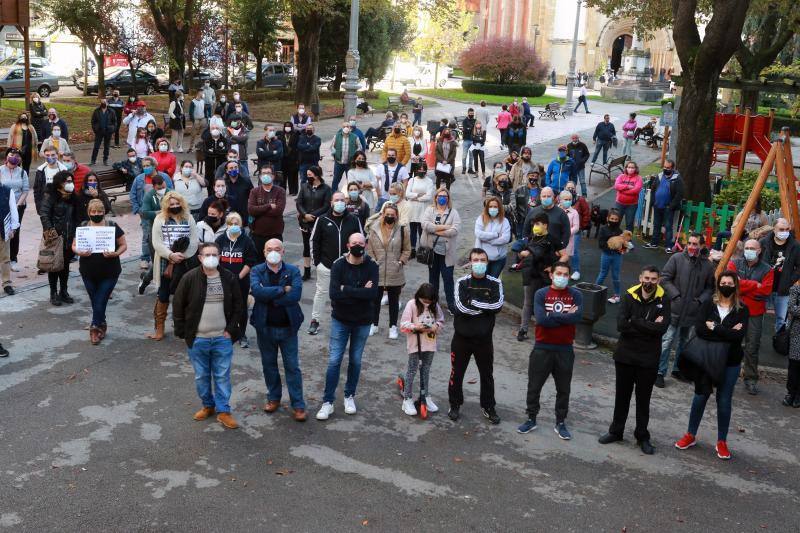 Miles de negocios en toda Asturias se han visto obligados a echar el cierre desde el pasado 4 de noviembre y mantendrán la persiana bajada al menos hasta el día 18. El objetivo es intentar frenar la segunda ola del coronavirus. Esta situación ha desembocado en manifestaciones de hosteleros y comerciantes distribuidas por todo el Principado y desarrolladas a lo largo de esta semana. Lugares como Gijón, Oviedo, Avilés, Mieres, Lugones, Valdés o Langreo han visto cómo sus hosteleros pedían que no se criminalice al sector, al tiempo que reclamaban ayudas compensatorias. 