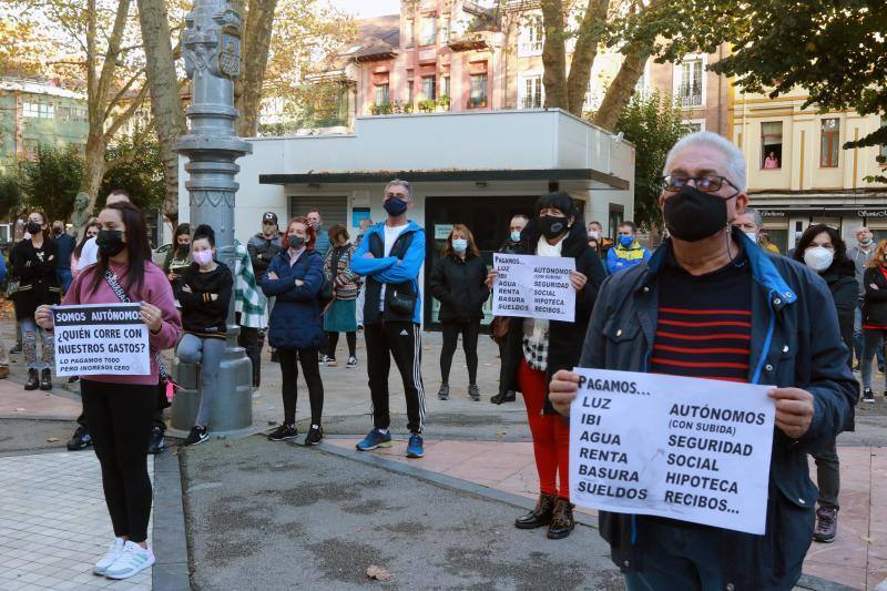 Miles de negocios en toda Asturias se han visto obligados a echar el cierre desde el pasado 4 de noviembre y mantendrán la persiana bajada al menos hasta el día 18. El objetivo es intentar frenar la segunda ola del coronavirus. Esta situación ha desembocado en manifestaciones de hosteleros y comerciantes distribuidas por todo el Principado y desarrolladas a lo largo de esta semana. Lugares como Gijón, Oviedo, Avilés, Mieres, Lugones, Valdés o Langreo han visto cómo sus hosteleros pedían que no se criminalice al sector, al tiempo que reclamaban ayudas compensatorias. 