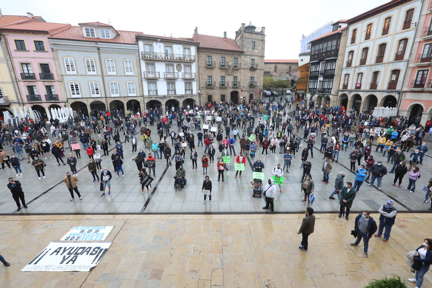 Miles de negocios en toda Asturias se han visto obligados a echar el cierre desde el pasado 4 de noviembre y mantendrán la persiana bajada al menos hasta el día 18. El objetivo es intentar frenar la segunda ola del coronavirus. Esta situación ha desembocado en manifestaciones de hosteleros y comerciantes distribuidas por todo el Principado y desarrolladas a lo largo de esta semana. Lugares como Gijón, Oviedo, Avilés, Mieres, Lugones, Valdés o Langreo han visto cómo sus hosteleros pedían que no se criminalice al sector, al tiempo que reclamaban ayudas compensatorias. 