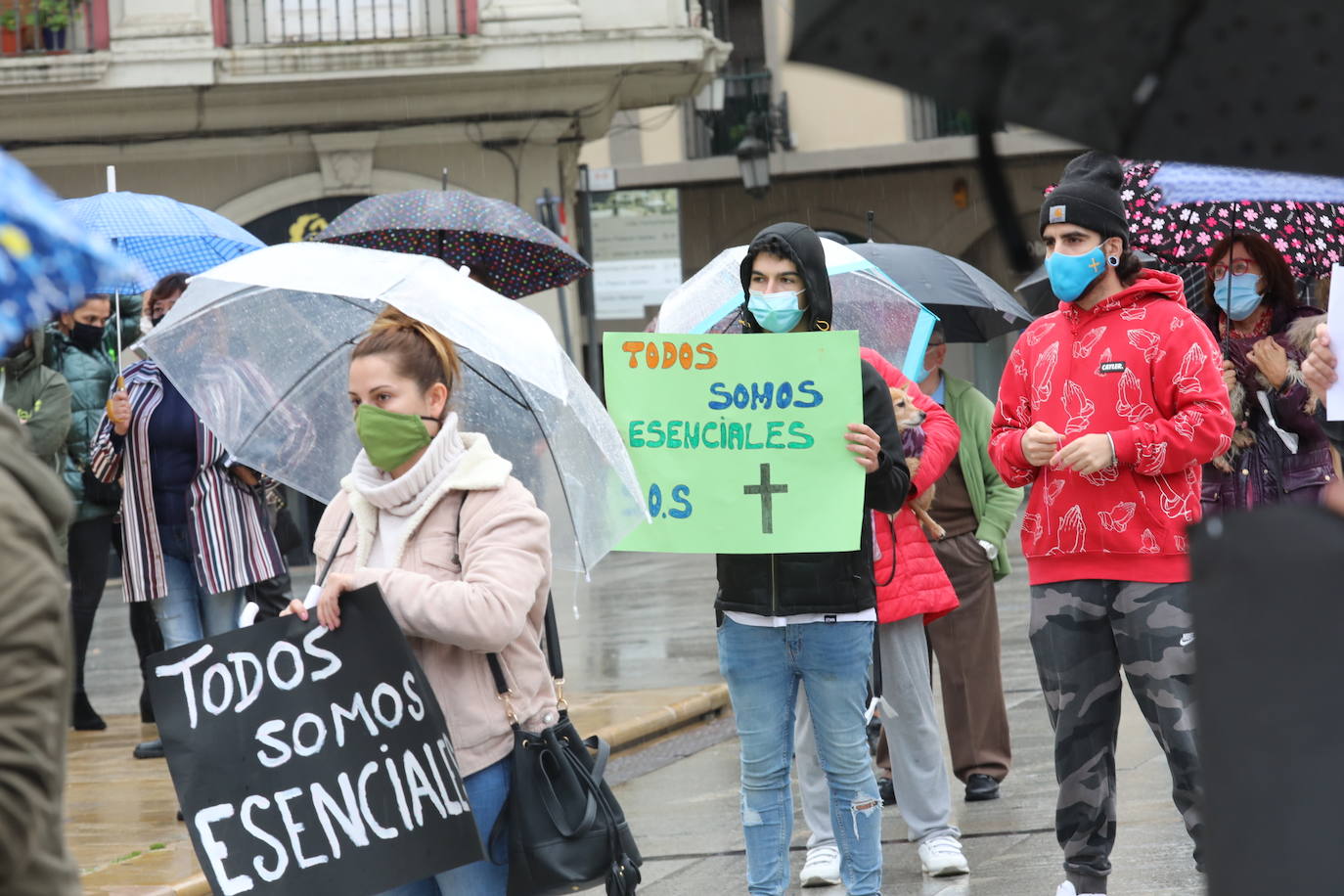 Miles de negocios en toda Asturias se han visto obligados a echar el cierre desde el pasado 4 de noviembre y mantendrán la persiana bajada al menos hasta el día 18. El objetivo es intentar frenar la segunda ola del coronavirus. Esta situación ha desembocado en manifestaciones de hosteleros y comerciantes distribuidas por todo el Principado y desarrolladas a lo largo de esta semana. Lugares como Gijón, Oviedo, Avilés, Mieres, Lugones, Valdés o Langreo han visto cómo sus hosteleros pedían que no se criminalice al sector, al tiempo que reclamaban ayudas compensatorias. 