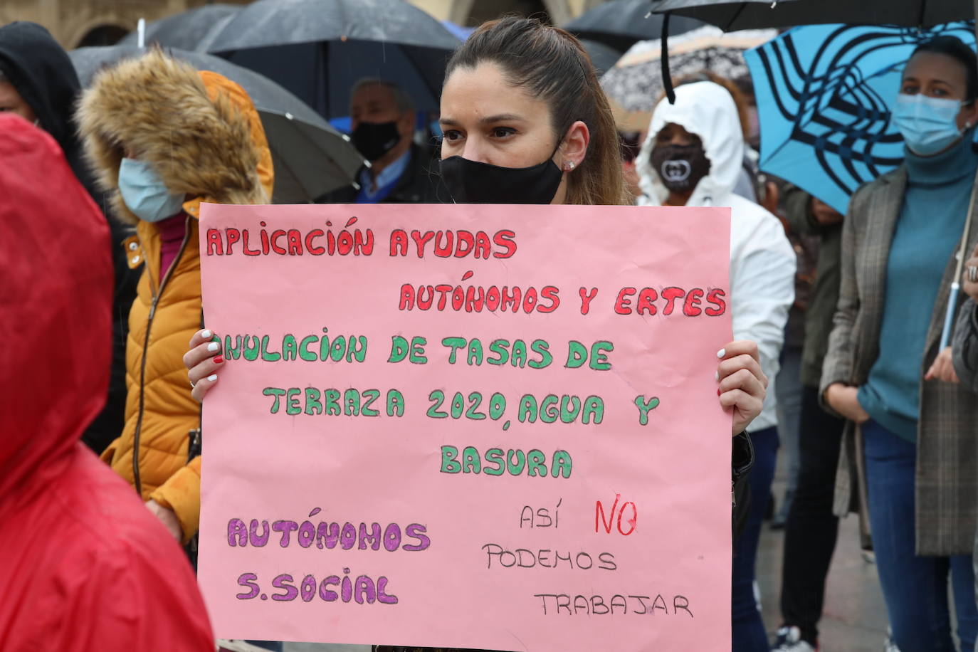 Miles de negocios en toda Asturias se han visto obligados a echar el cierre desde el pasado 4 de noviembre y mantendrán la persiana bajada al menos hasta el día 18. El objetivo es intentar frenar la segunda ola del coronavirus. Esta situación ha desembocado en manifestaciones de hosteleros y comerciantes distribuidas por todo el Principado y desarrolladas a lo largo de esta semana. Lugares como Gijón, Oviedo, Avilés, Mieres, Lugones, Valdés o Langreo han visto cómo sus hosteleros pedían que no se criminalice al sector, al tiempo que reclamaban ayudas compensatorias. 