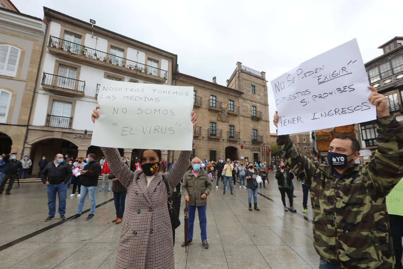 Miles de negocios en toda Asturias se han visto obligados a echar el cierre desde el pasado 4 de noviembre y mantendrán la persiana bajada al menos hasta el día 18. El objetivo es intentar frenar la segunda ola del coronavirus. Esta situación ha desembocado en manifestaciones de hosteleros y comerciantes distribuidas por todo el Principado y desarrolladas a lo largo de esta semana. Lugares como Gijón, Oviedo, Avilés, Mieres, Lugones, Valdés o Langreo han visto cómo sus hosteleros pedían que no se criminalice al sector, al tiempo que reclamaban ayudas compensatorias. 