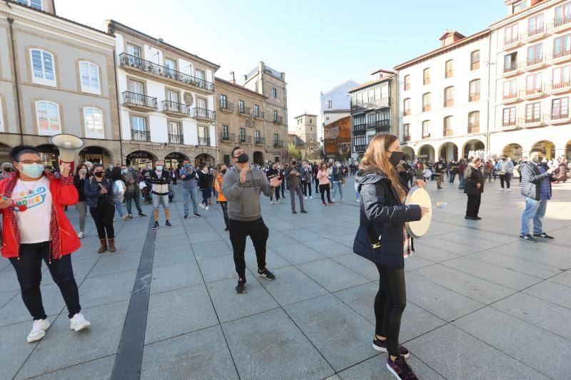 Miles de negocios en toda Asturias se han visto obligados a echar el cierre desde el pasado 4 de noviembre y mantendrán la persiana bajada al menos hasta el día 18. El objetivo es intentar frenar la segunda ola del coronavirus. Esta situación ha desembocado en manifestaciones de hosteleros y comerciantes distribuidas por todo el Principado y desarrolladas a lo largo de esta semana. Lugares como Gijón, Oviedo, Avilés, Mieres, Lugones, Valdés o Langreo han visto cómo sus hosteleros pedían que no se criminalice al sector, al tiempo que reclamaban ayudas compensatorias. 