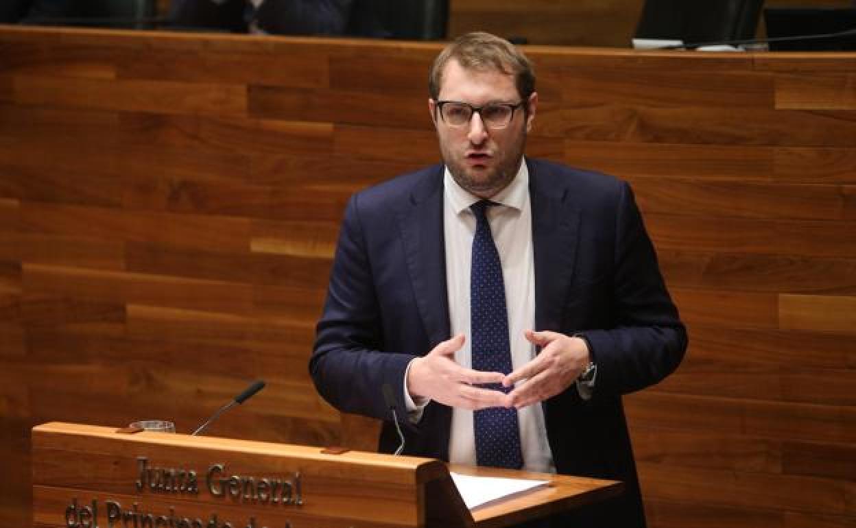 El portavoz de Foro, Adrián Pumares