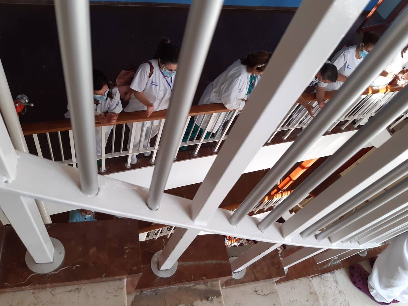 El personal sanitario del Hospital de Cabueñes volvió a protagonizar una nueva jornada de protestas ante una presión asistencia «terrorífica», además de denunciar la mala gestión de la gerencia.