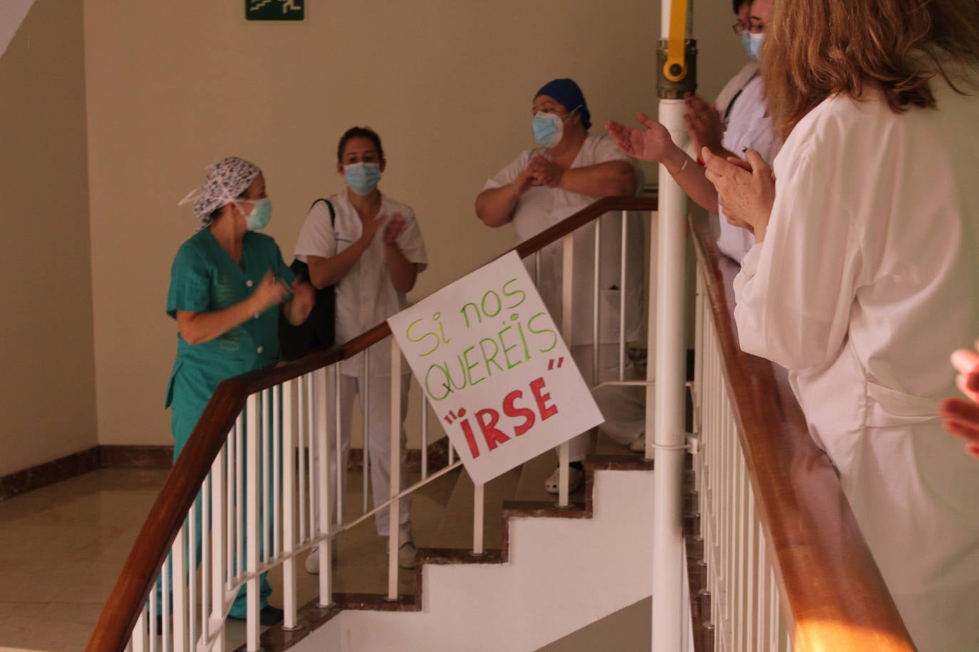 El personal sanitario del Hospital de Cabueñes volvió a protagonizar una nueva jornada de protestas ante una presión asistencia «terrorífica», además de denunciar la mala gestión de la gerencia.