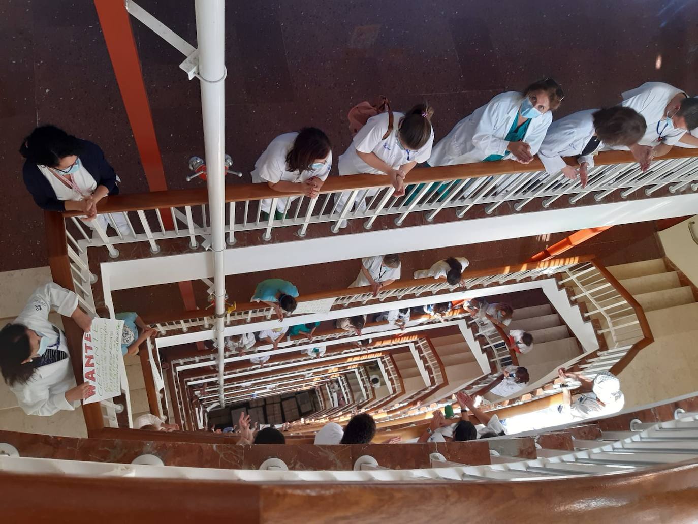 El personal sanitario del Hospital de Cabueñes volvió a protagonizar una nueva jornada de protestas ante una presión asistencia «terrorífica», además de denunciar la mala gestión de la gerencia.