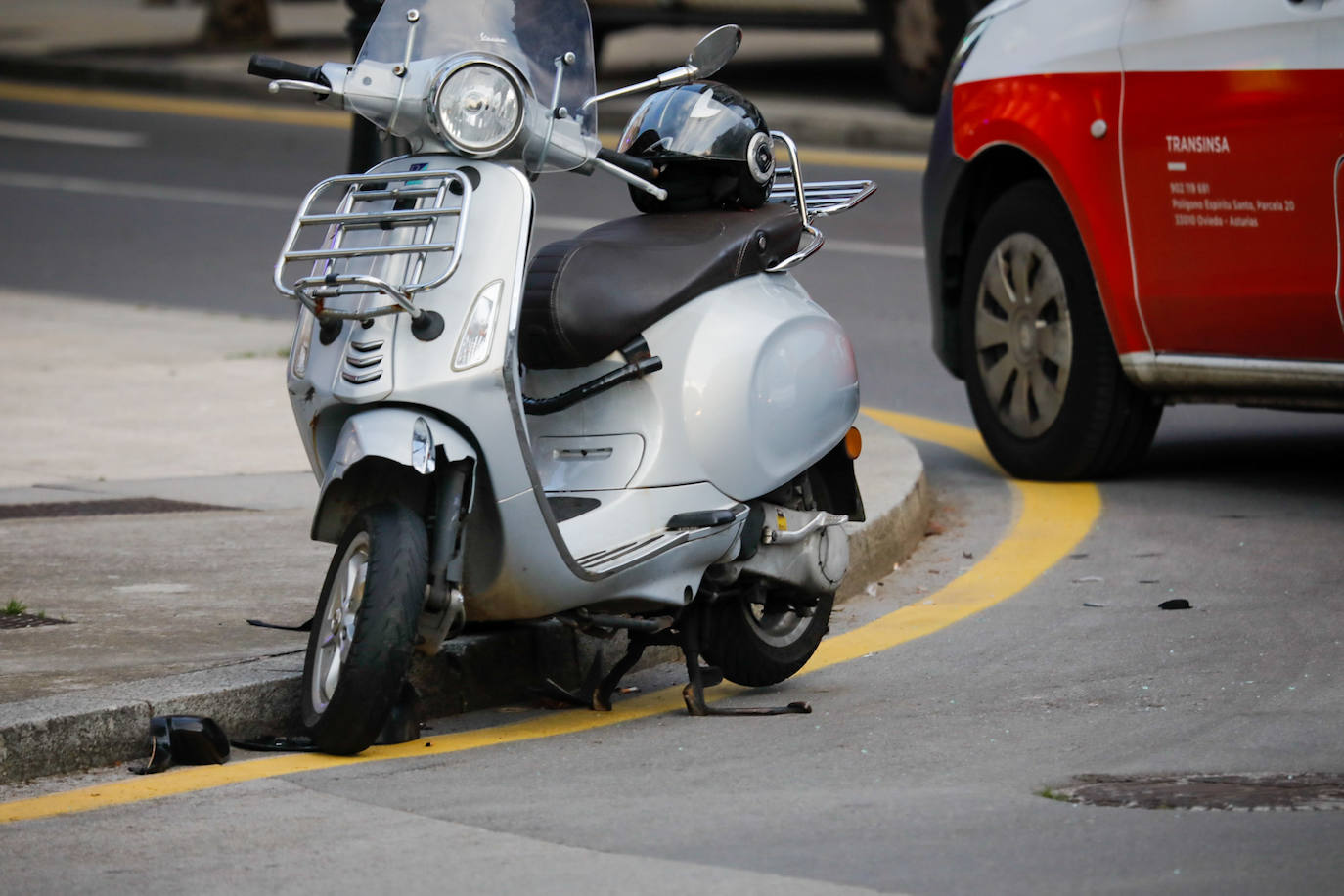 Fotos: Herido un menor en el choque entre una moto y un coche en Gijón