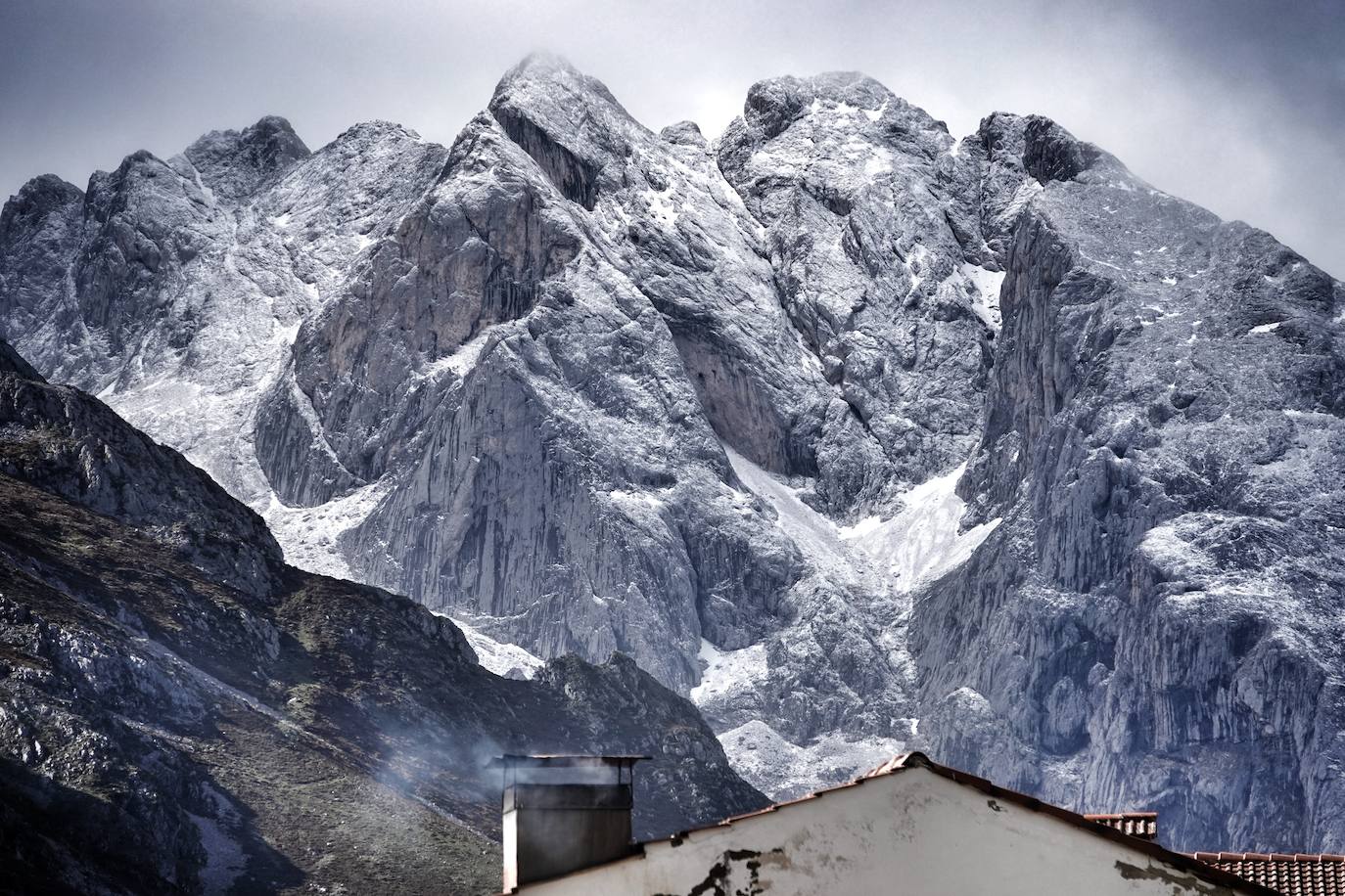 Los colores del otoño, e incluso el blanco de la nieve, ya han teñido los rincones de los Picos de Europa, uno de los lugares más imponentes de Asturias. En este espacio encontraremos las cumbres más altas de la Cordillera Cantábrica como la más emblemática: el Picu Urriellu o Naranjo de Bulnes con sus 2.519 metros de altitud. Un total de 67.127 hectáreas que conforman una de las mejores reservas mundiales de los ecosistemas ligados al bosque atlántico.