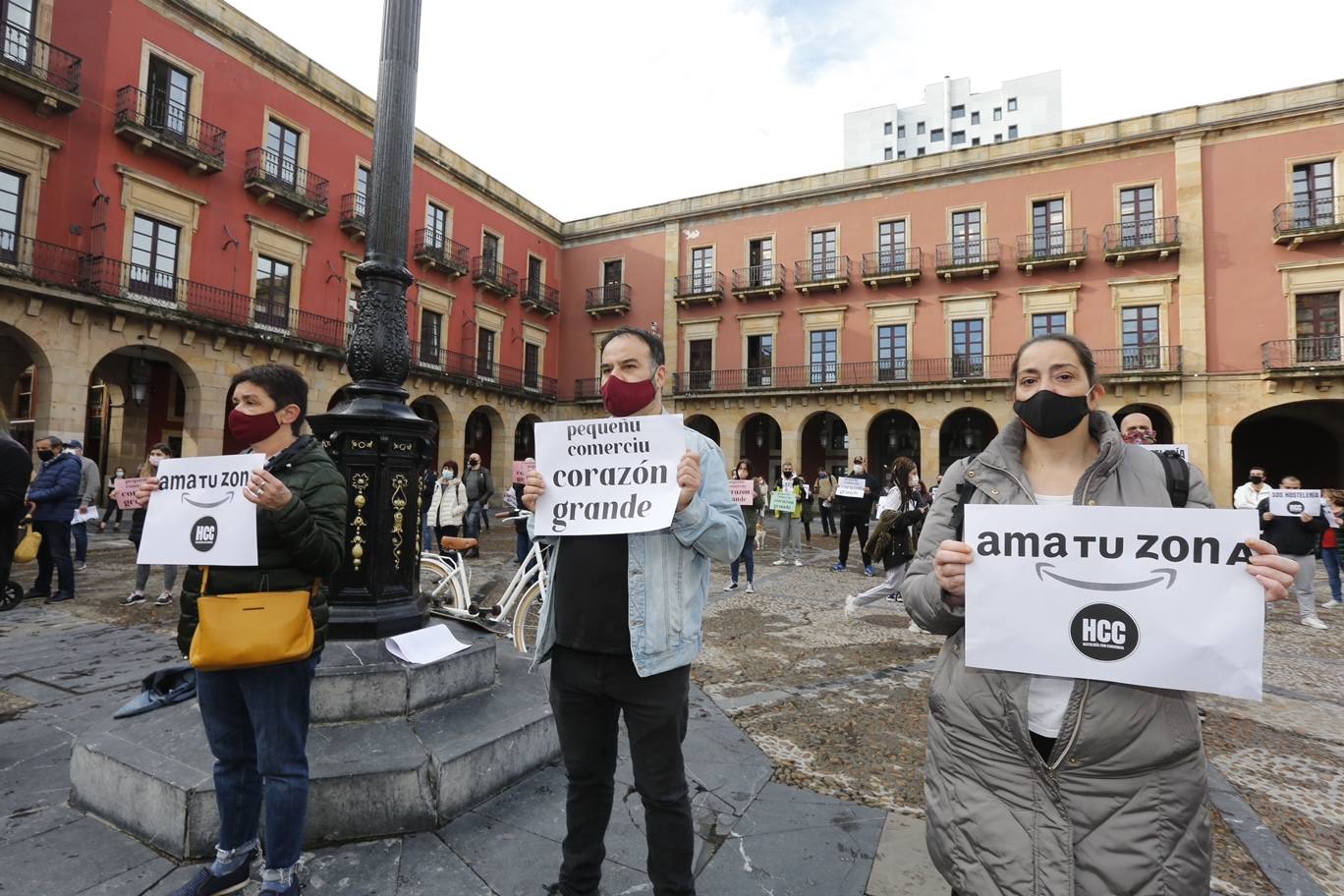 El sector hostelero ha vuelto a salir a la calle cuando se cumple una semana del cierre de los negocios no esenciales decretado por el Gobierno del Principado con el objetivo de frenar la segunda ola del coronavirus en Asturias. A la protesta también se han sumado comerciantes y las orquestas de Asturias para reclamar ayudas para su sector, que se ha visto afectado por las medidas decretadas desde el inicio de la pandemia. 