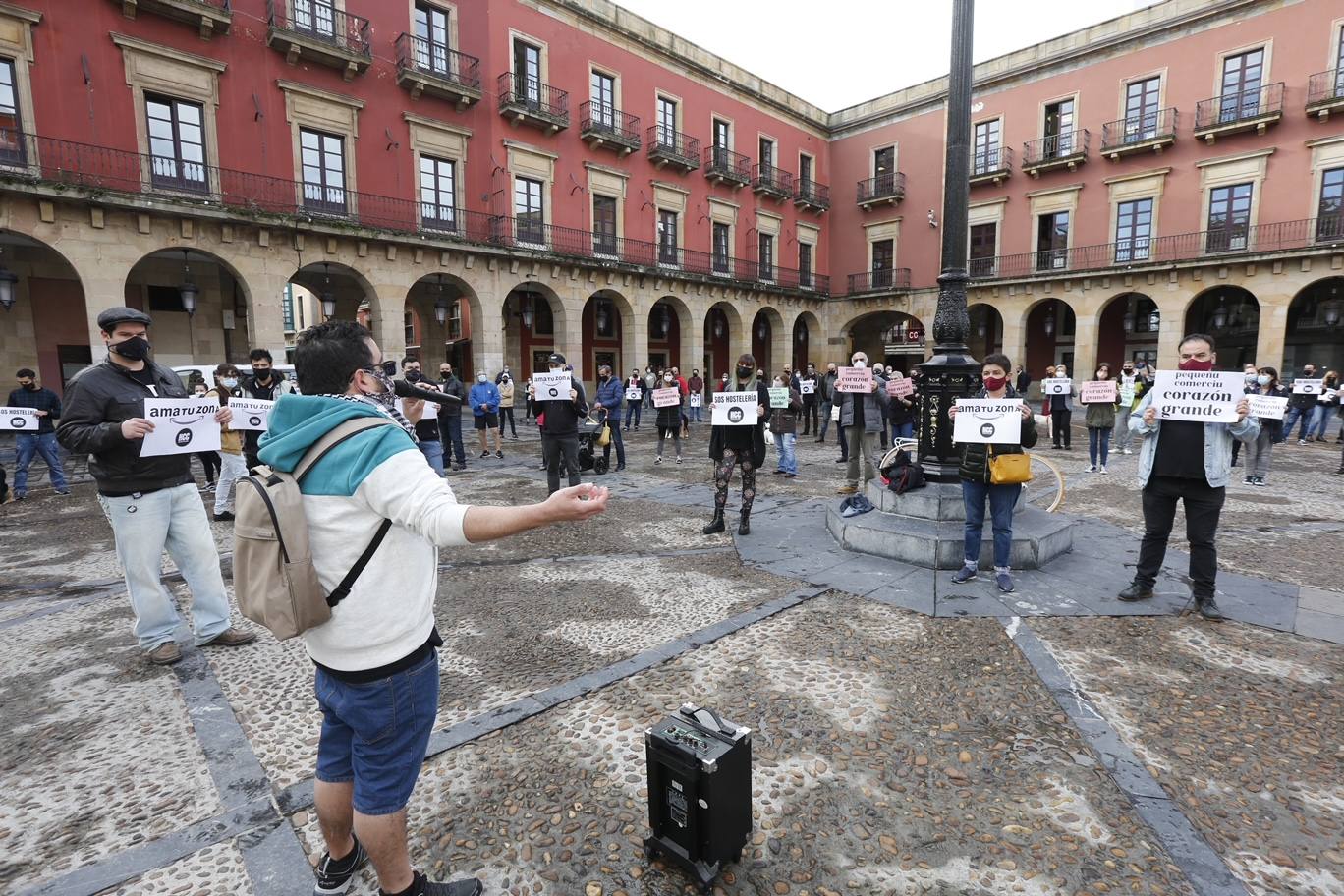 El sector hostelero ha vuelto a salir a la calle cuando se cumple una semana del cierre de los negocios no esenciales decretado por el Gobierno del Principado con el objetivo de frenar la segunda ola del coronavirus en Asturias. A la protesta también se han sumado comerciantes y las orquestas de Asturias para reclamar ayudas para su sector, que se ha visto afectado por las medidas decretadas desde el inicio de la pandemia. 