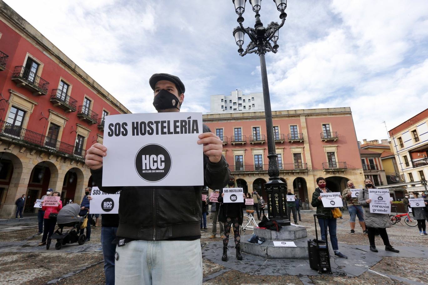 El sector hostelero ha vuelto a salir a la calle cuando se cumple una semana del cierre de los negocios no esenciales decretado por el Gobierno del Principado con el objetivo de frenar la segunda ola del coronavirus en Asturias. A la protesta también se han sumado comerciantes y las orquestas de Asturias para reclamar ayudas para su sector, que se ha visto afectado por las medidas decretadas desde el inicio de la pandemia. 