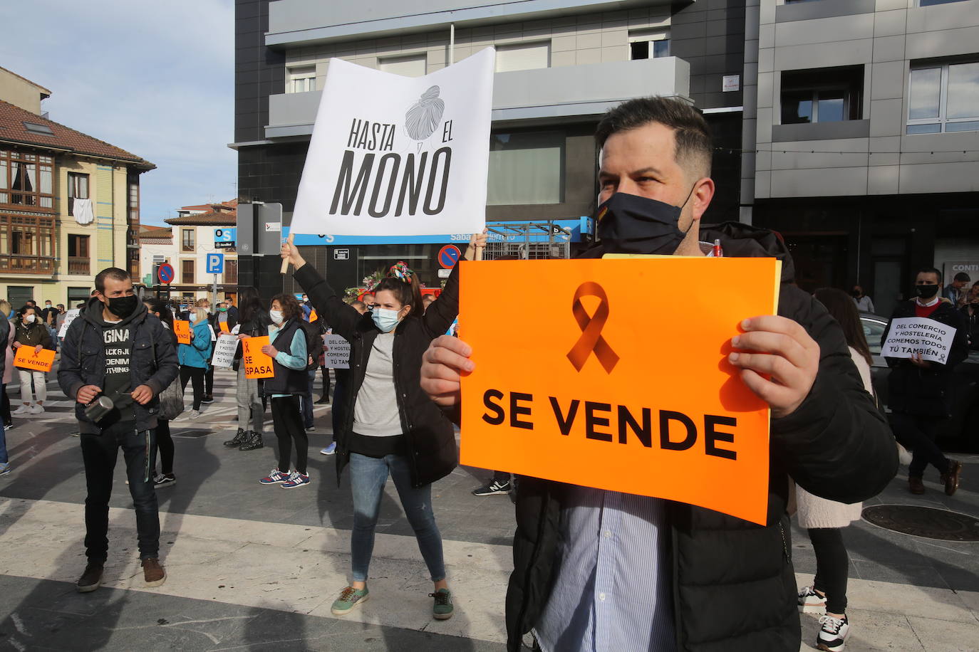 El sector hostelero ha vuelto a salir a la calle cuando se cumple una semana del cierre de los negocios no esenciales decretado por el Gobierno del Principado con el objetivo de frenar la segunda ola del coronavirus en Asturias. A la protesta también se han sumado comerciantes y las orquestas de Asturias para reclamar ayudas para su sector, que se ha visto afectado por las medidas decretadas desde el inicio de la pandemia. 