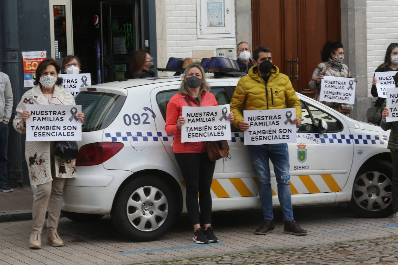 El sector hostelero ha vuelto a salir a la calle cuando se cumple una semana del cierre de los negocios no esenciales decretado por el Gobierno del Principado con el objetivo de frenar la segunda ola del coronavirus en Asturias. A la protesta también se han sumado comerciantes y las orquestas de Asturias para reclamar ayudas para su sector, que se ha visto afectado por las medidas decretadas desde el inicio de la pandemia. 