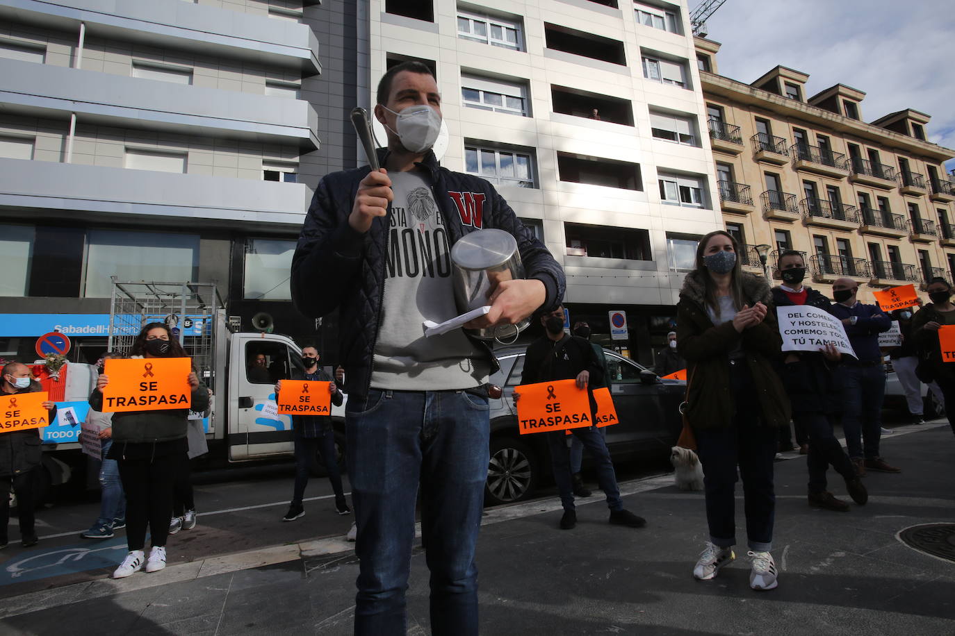 El sector hostelero ha vuelto a salir a la calle cuando se cumple una semana del cierre de los negocios no esenciales decretado por el Gobierno del Principado con el objetivo de frenar la segunda ola del coronavirus en Asturias. A la protesta también se han sumado comerciantes y las orquestas de Asturias para reclamar ayudas para su sector, que se ha visto afectado por las medidas decretadas desde el inicio de la pandemia. 