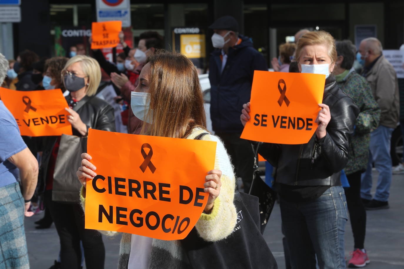 El sector hostelero ha vuelto a salir a la calle cuando se cumple una semana del cierre de los negocios no esenciales decretado por el Gobierno del Principado con el objetivo de frenar la segunda ola del coronavirus en Asturias. A la protesta también se han sumado comerciantes y las orquestas de Asturias para reclamar ayudas para su sector, que se ha visto afectado por las medidas decretadas desde el inicio de la pandemia. 