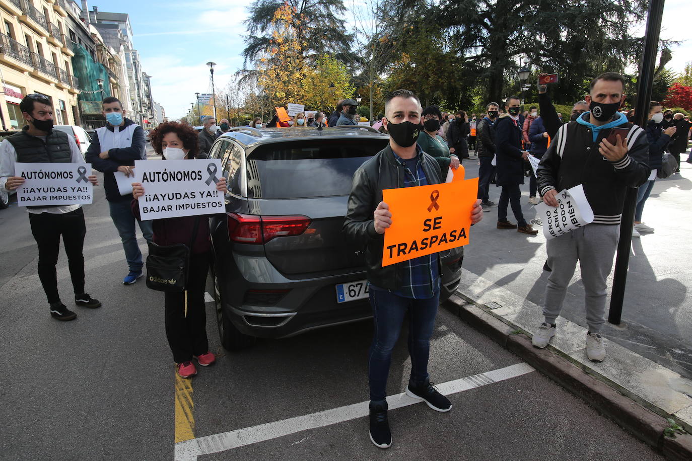 El sector hostelero ha vuelto a salir a la calle cuando se cumple una semana del cierre de los negocios no esenciales decretado por el Gobierno del Principado con el objetivo de frenar la segunda ola del coronavirus en Asturias. A la protesta también se han sumado comerciantes y las orquestas de Asturias para reclamar ayudas para su sector, que se ha visto afectado por las medidas decretadas desde el inicio de la pandemia. 