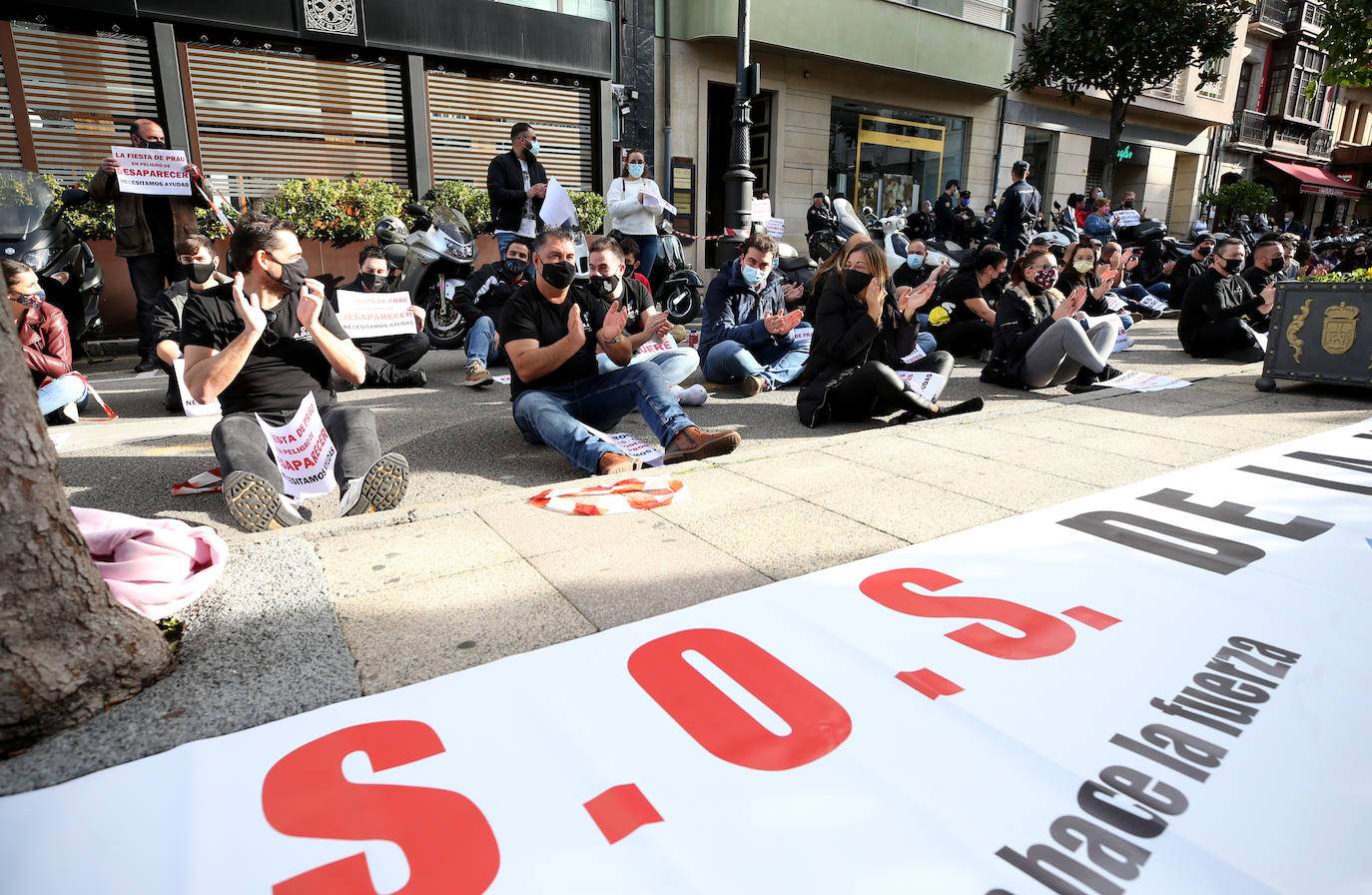 El sector hostelero ha vuelto a salir a la calle cuando se cumple una semana del cierre de los negocios no esenciales decretado por el Gobierno del Principado con el objetivo de frenar la segunda ola del coronavirus en Asturias. A la protesta también se han sumado comerciantes y las orquestas de Asturias para reclamar ayudas para su sector, que se ha visto afectado por las medidas decretadas desde el inicio de la pandemia. 