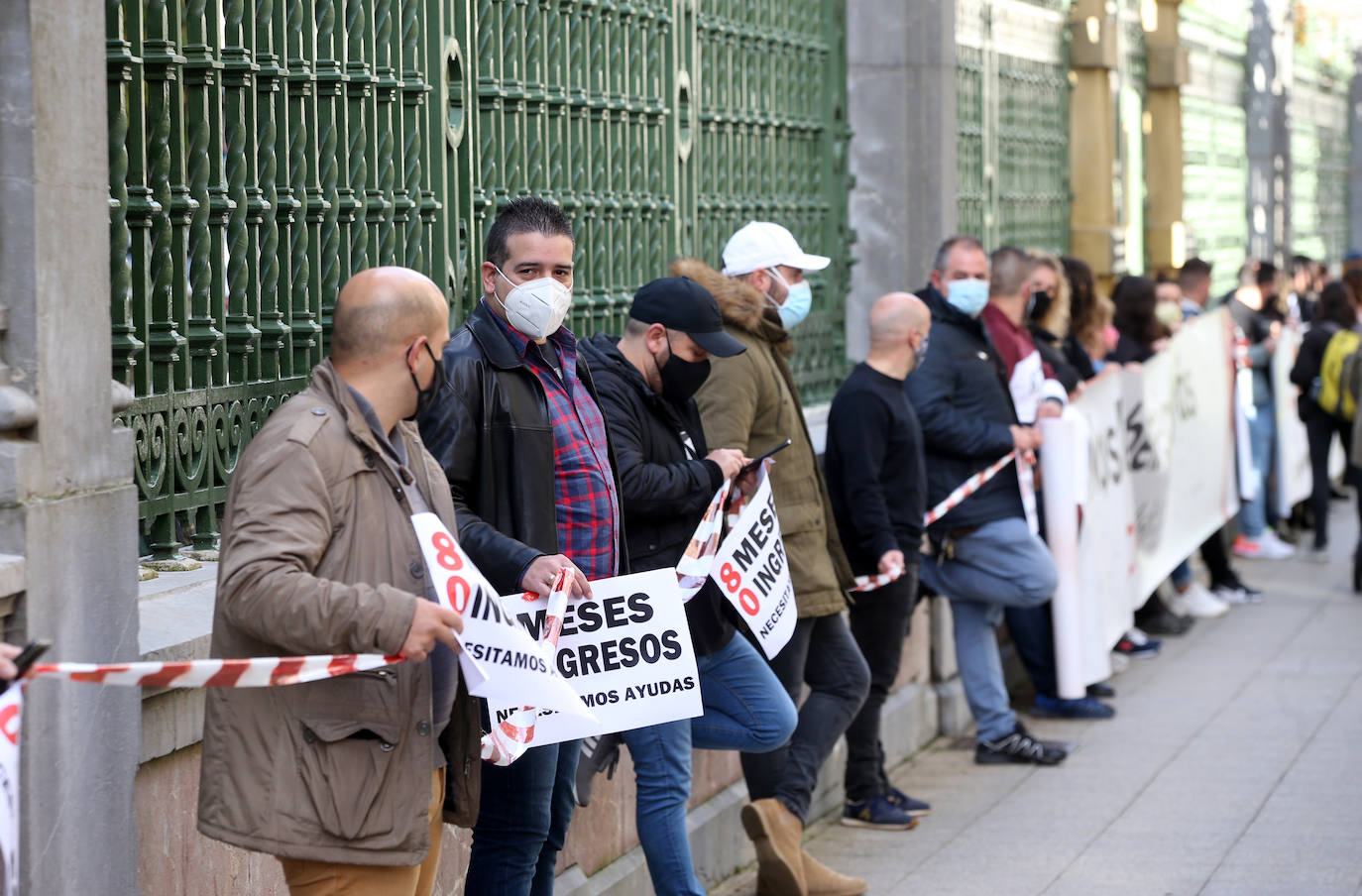 El sector hostelero ha vuelto a salir a la calle cuando se cumple una semana del cierre de los negocios no esenciales decretado por el Gobierno del Principado con el objetivo de frenar la segunda ola del coronavirus en Asturias. A la protesta también se han sumado comerciantes y las orquestas de Asturias para reclamar ayudas para su sector, que se ha visto afectado por las medidas decretadas desde el inicio de la pandemia. 