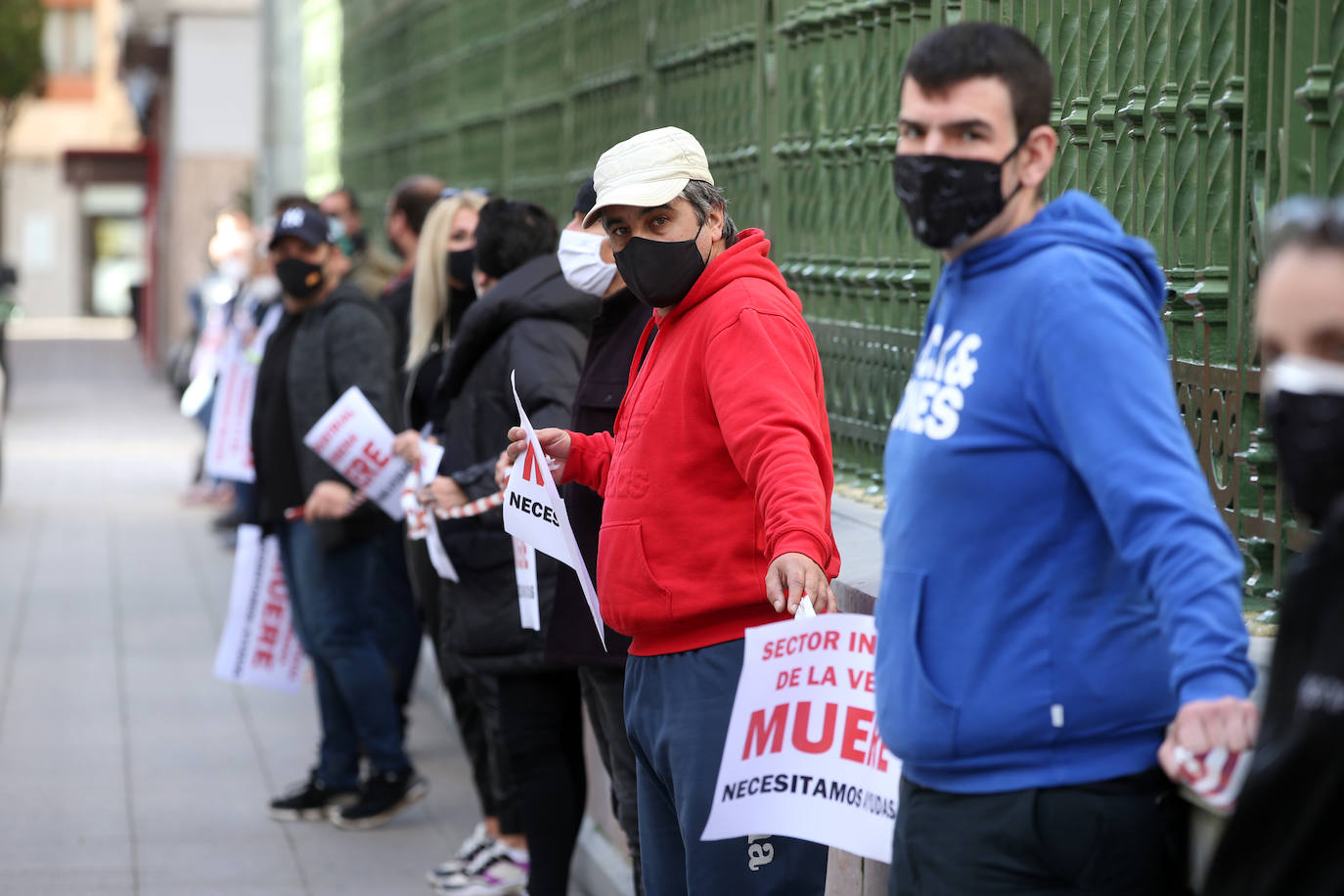 El sector hostelero ha vuelto a salir a la calle cuando se cumple una semana del cierre de los negocios no esenciales decretado por el Gobierno del Principado con el objetivo de frenar la segunda ola del coronavirus en Asturias. A la protesta también se han sumado comerciantes y las orquestas de Asturias para reclamar ayudas para su sector, que se ha visto afectado por las medidas decretadas desde el inicio de la pandemia. 