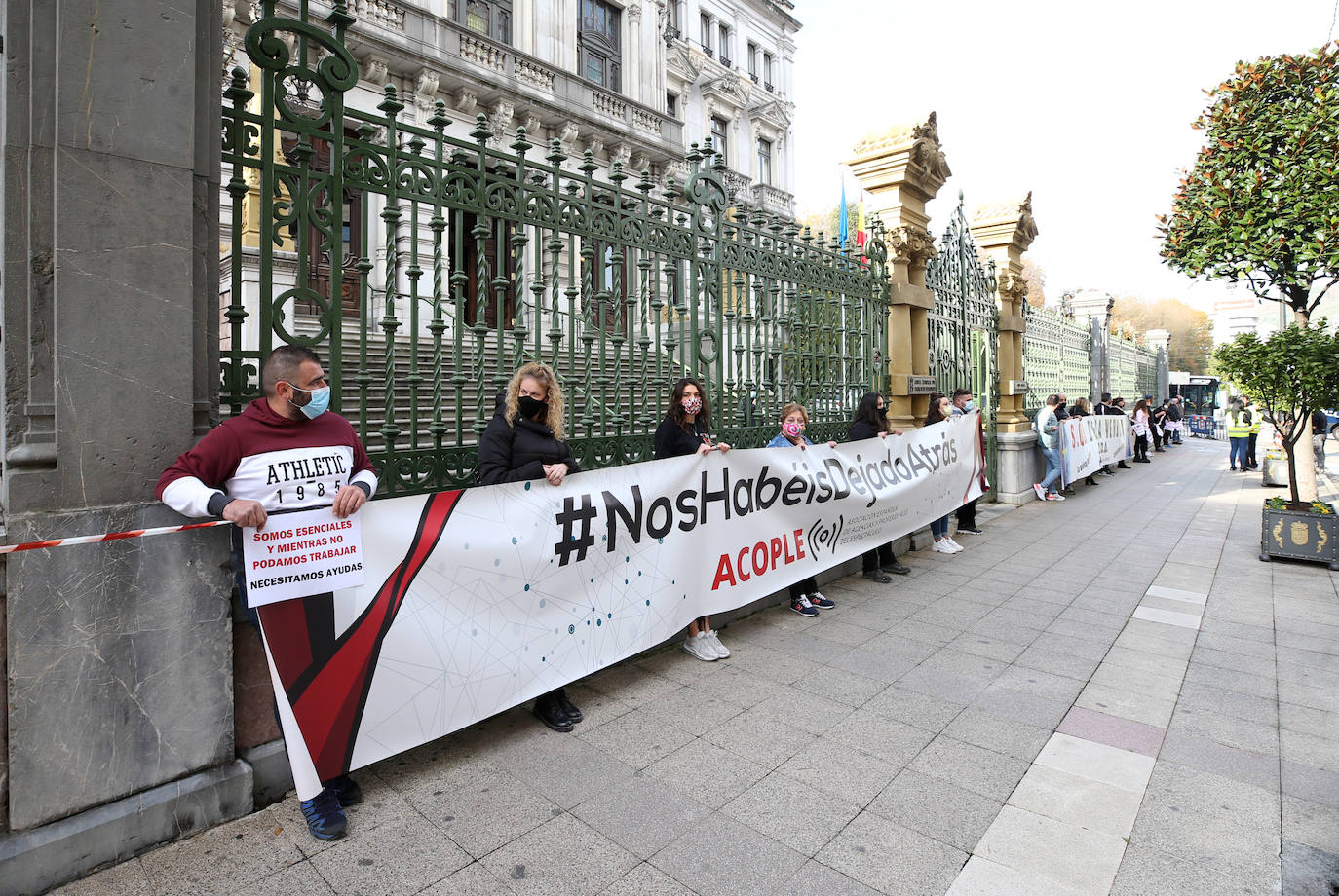 El sector hostelero ha vuelto a salir a la calle cuando se cumple una semana del cierre de los negocios no esenciales decretado por el Gobierno del Principado con el objetivo de frenar la segunda ola del coronavirus en Asturias. A la protesta también se han sumado comerciantes y las orquestas de Asturias para reclamar ayudas para su sector, que se ha visto afectado por las medidas decretadas desde el inicio de la pandemia. 