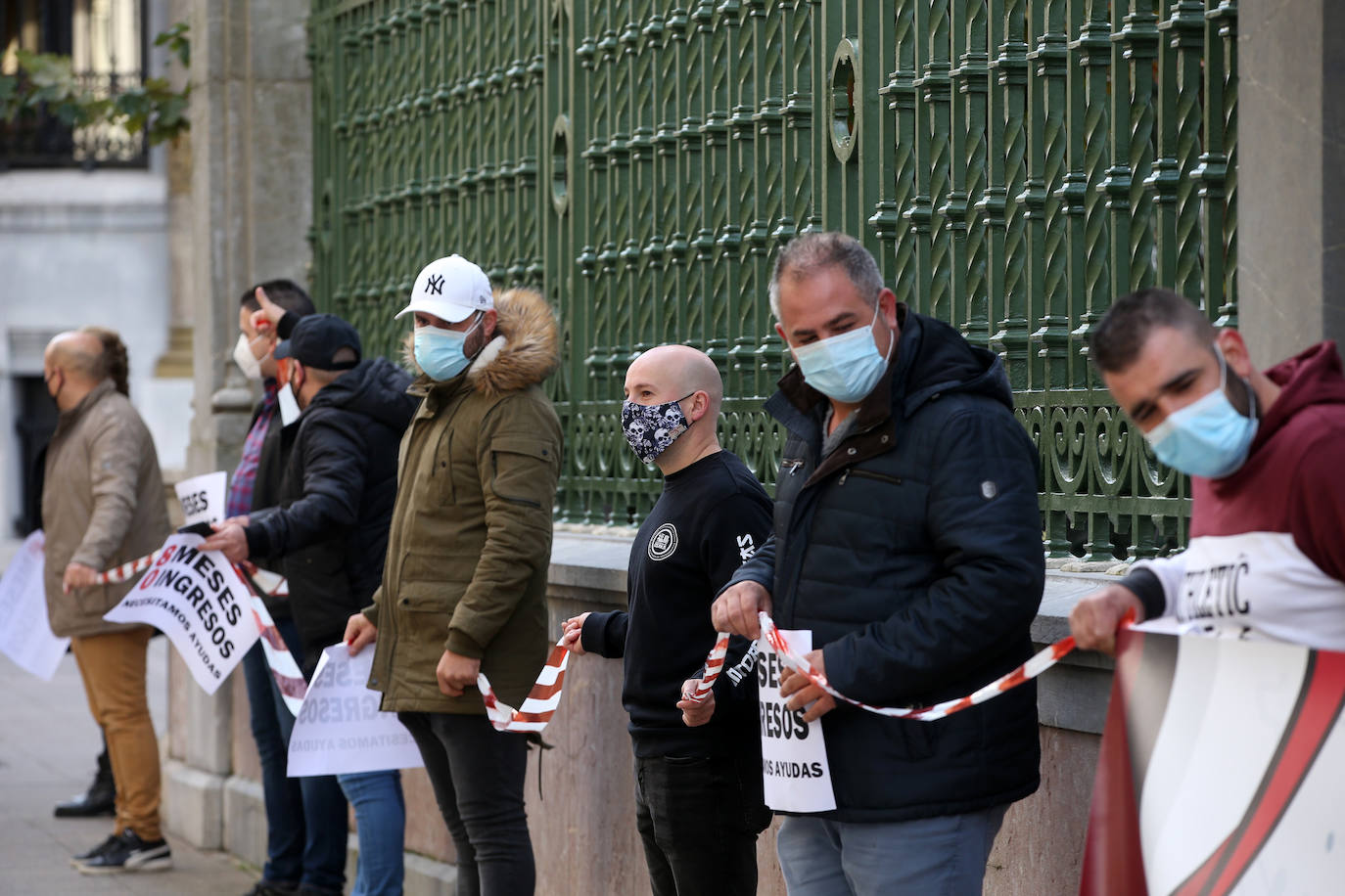 El sector hostelero ha vuelto a salir a la calle cuando se cumple una semana del cierre de los negocios no esenciales decretado por el Gobierno del Principado con el objetivo de frenar la segunda ola del coronavirus en Asturias. A la protesta también se han sumado comerciantes y las orquestas de Asturias para reclamar ayudas para su sector, que se ha visto afectado por las medidas decretadas desde el inicio de la pandemia. 