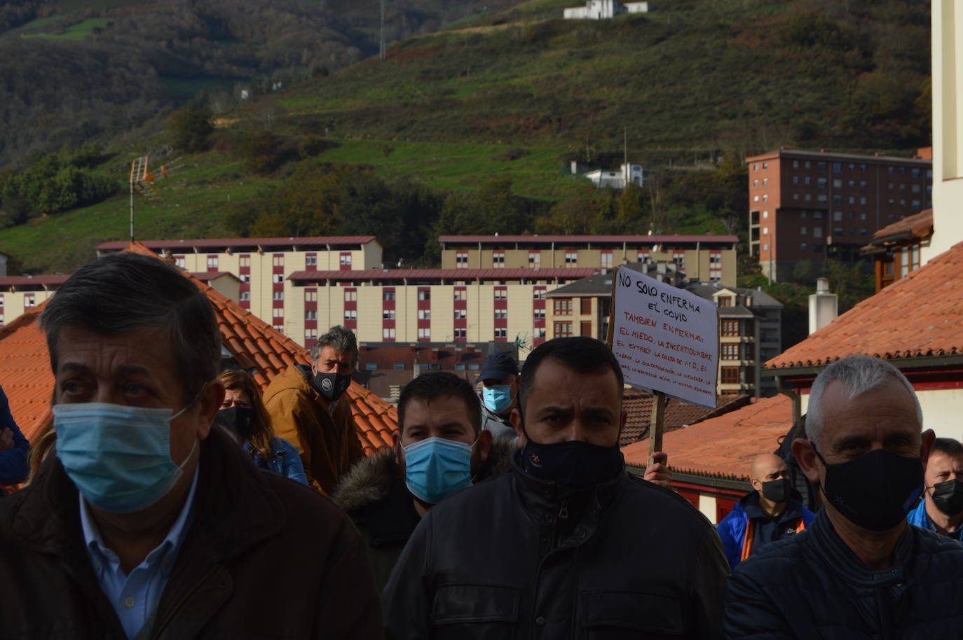 El sector hostelero ha vuelto a salir a la calle cuando se cumple una semana del cierre de los negocios no esenciales decretado por el Gobierno del Principado con el objetivo de frenar la segunda ola del coronavirus en Asturias. A la protesta también se han sumado comerciantes y las orquestas de Asturias para reclamar ayudas para su sector, que se ha visto afectado por las medidas decretadas desde el inicio de la pandemia. 