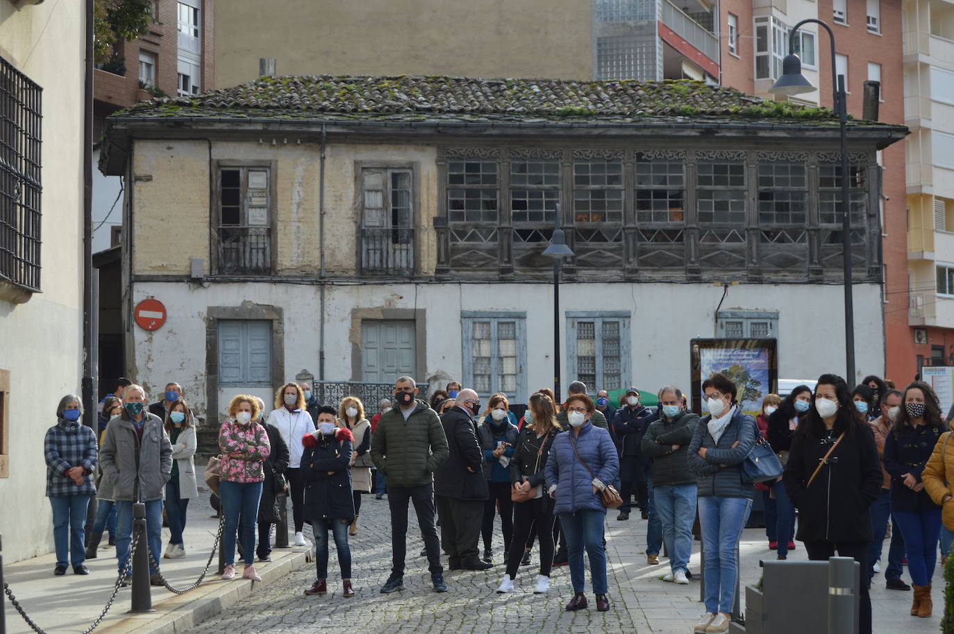 El sector hostelero ha vuelto a salir a la calle cuando se cumple una semana del cierre de los negocios no esenciales decretado por el Gobierno del Principado con el objetivo de frenar la segunda ola del coronavirus en Asturias. A la protesta también se han sumado comerciantes y las orquestas de Asturias para reclamar ayudas para su sector, que se ha visto afectado por las medidas decretadas desde el inicio de la pandemia. 