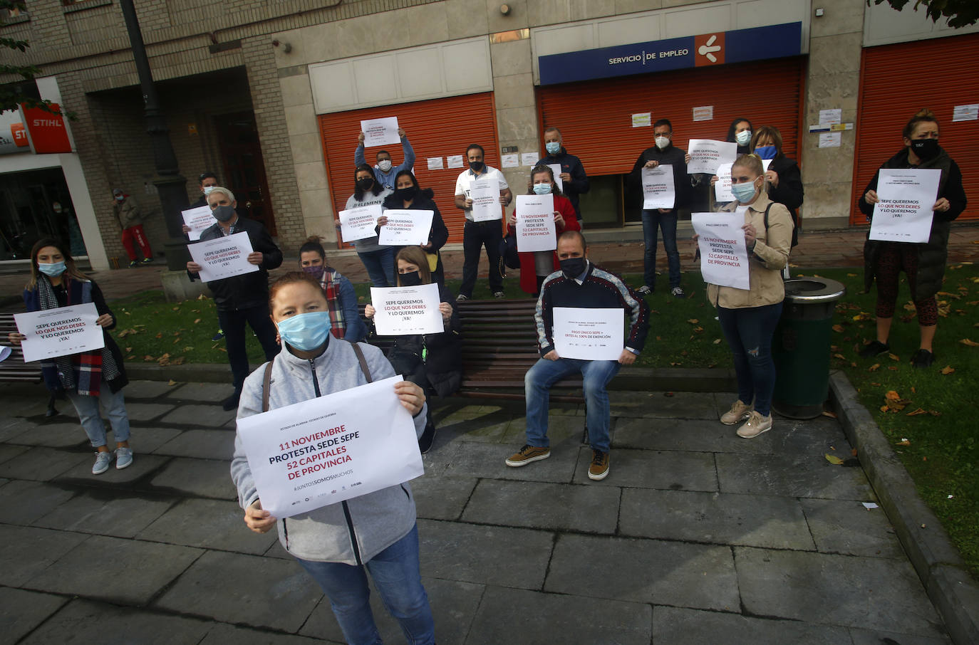 El sector hostelero ha vuelto a salir a la calle cuando se cumple una semana del cierre de los negocios no esenciales decretado por el Gobierno del Principado con el objetivo de frenar la segunda ola del coronavirus en Asturias. A la protesta también se han sumado comerciantes y las orquestas de Asturias para reclamar ayudas para su sector, que se ha visto afectado por las medidas decretadas desde el inicio de la pandemia. 