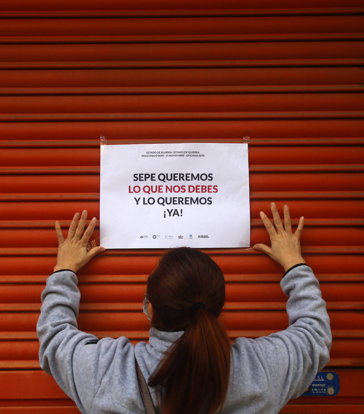 El sector hostelero ha vuelto a salir a la calle cuando se cumple una semana del cierre de los negocios no esenciales decretado por el Gobierno del Principado con el objetivo de frenar la segunda ola del coronavirus en Asturias. A la protesta también se han sumado comerciantes y las orquestas de Asturias para reclamar ayudas para su sector, que se ha visto afectado por las medidas decretadas desde el inicio de la pandemia. 