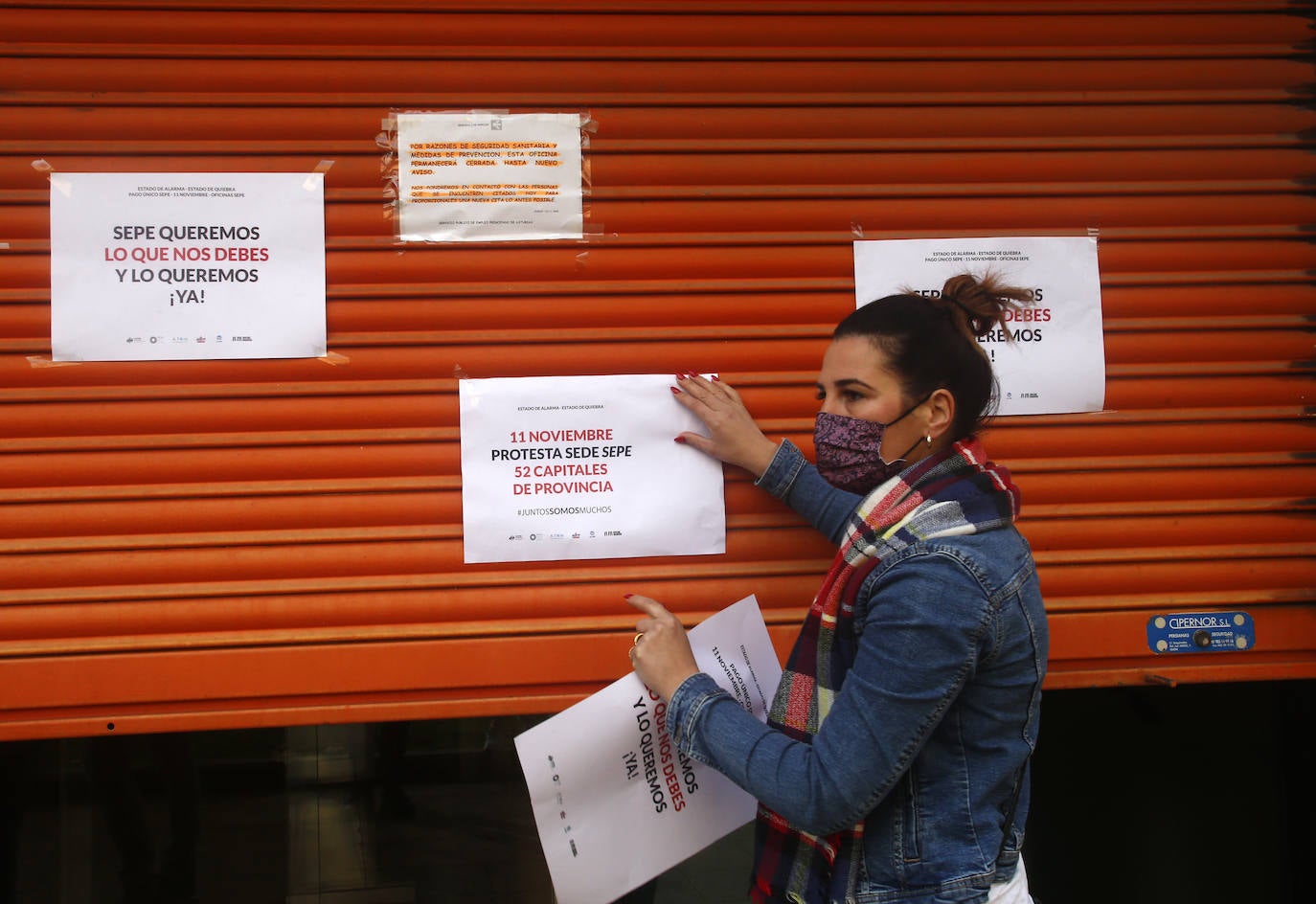 El sector hostelero ha vuelto a salir a la calle cuando se cumple una semana del cierre de los negocios no esenciales decretado por el Gobierno del Principado con el objetivo de frenar la segunda ola del coronavirus en Asturias. A la protesta también se han sumado comerciantes y las orquestas de Asturias para reclamar ayudas para su sector, que se ha visto afectado por las medidas decretadas desde el inicio de la pandemia. 