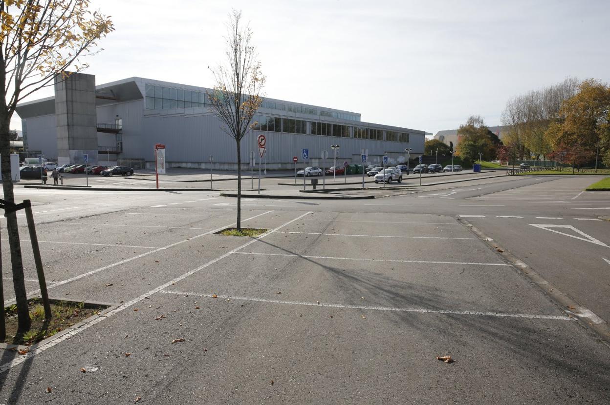 Aparcamiento del Palacio de Deportes, donde se plantea construir otro de una sola altura. 