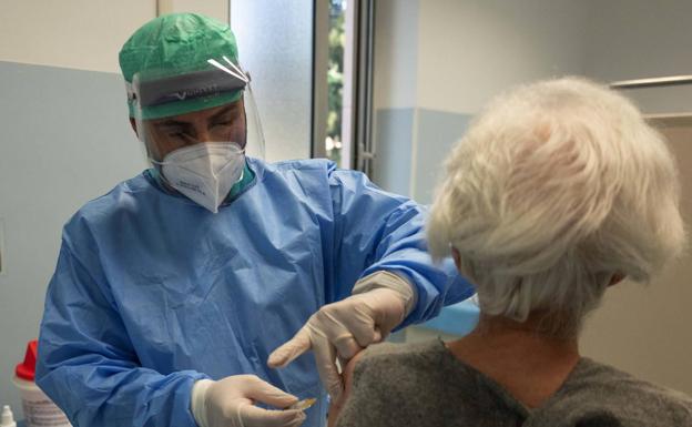 La OMS estima el porcentaje de personas que deben vacunarse para acabar con la pandemia 