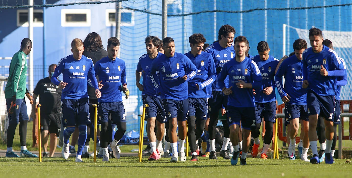 Los jugadores del Real Oviedo entrenando en la jornada previa al partido contra el Zaragoza
