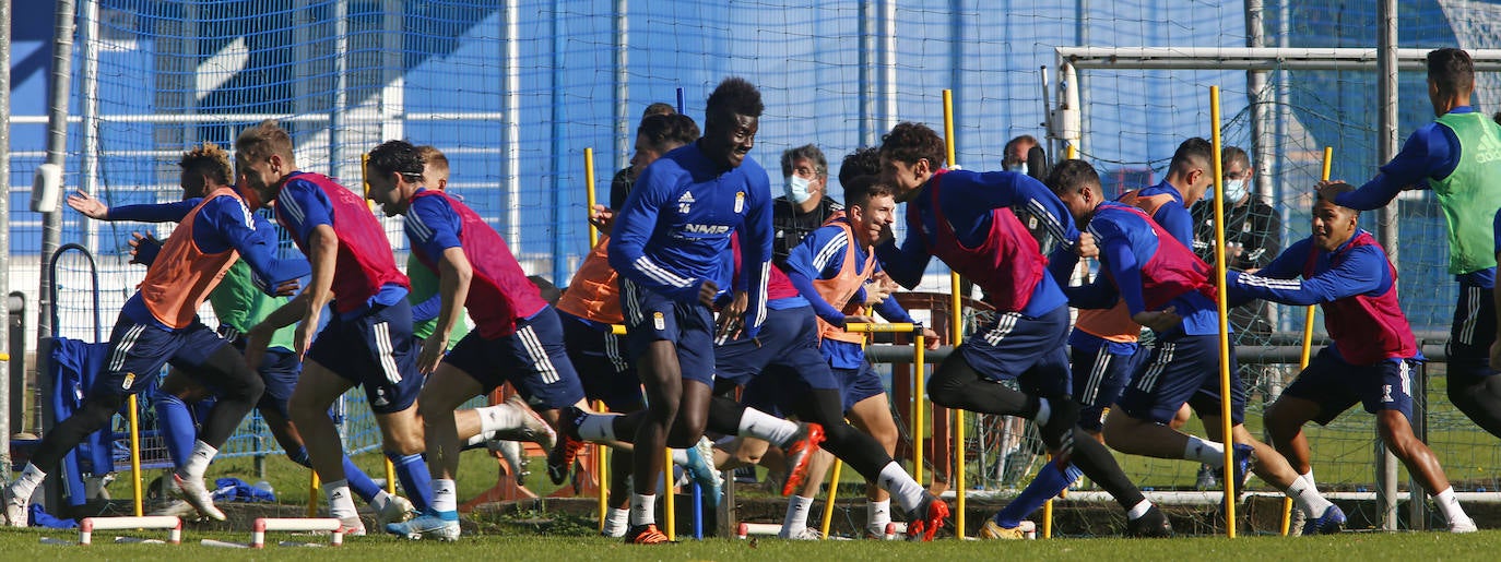 Los jugadores del Real Oviedo entrenando en la jornada previa al partido contra el Zaragoza