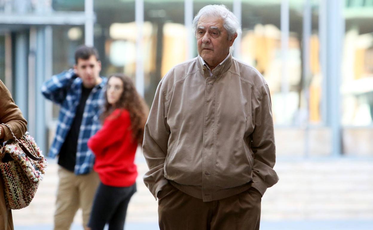 El exconsejero José Luis Iglesias Riopedre, ingresado de urgencia en el HUCA