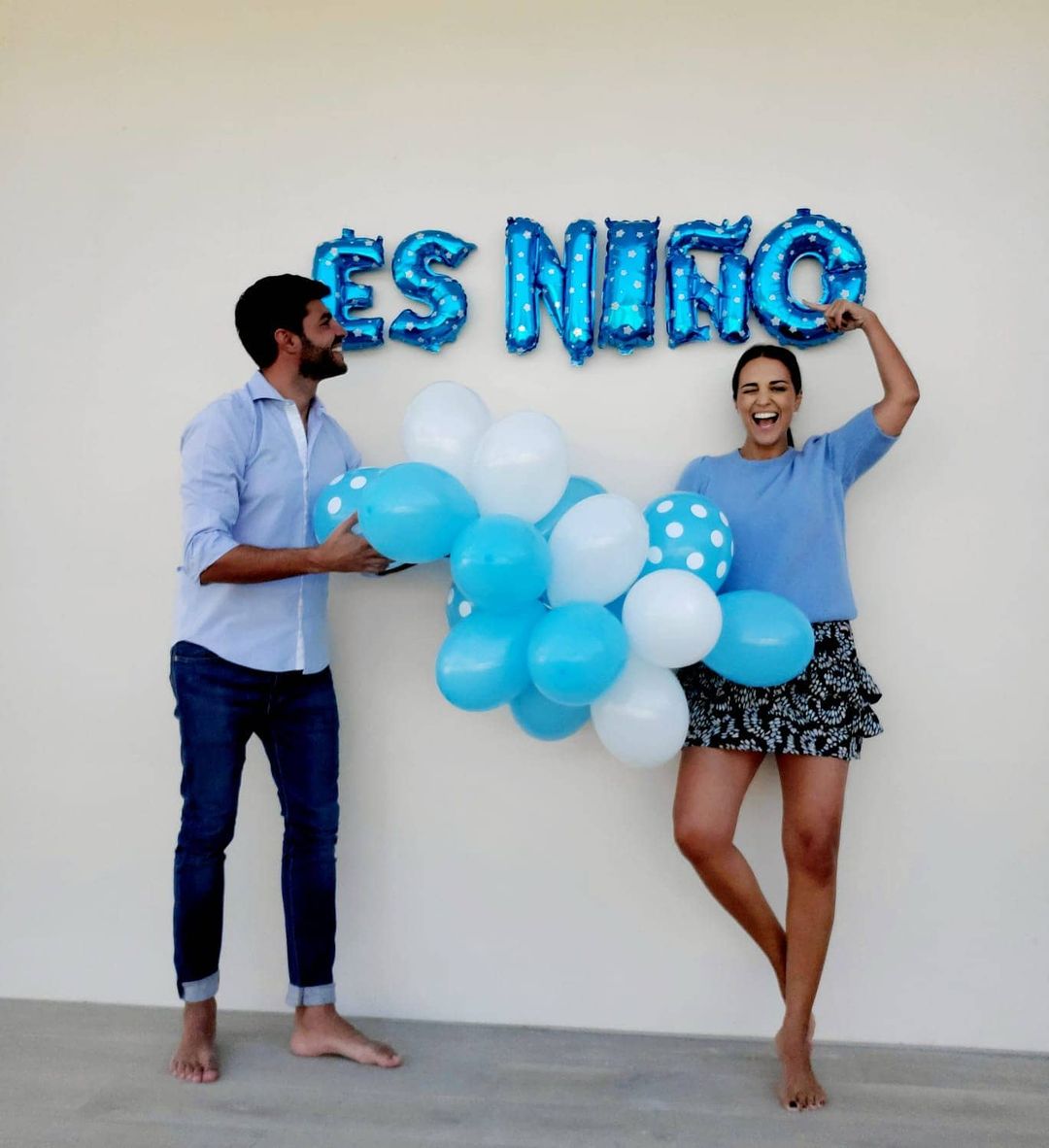 Miguel mira románticamente a Paula, anunciando ambos que esperan un varón. 