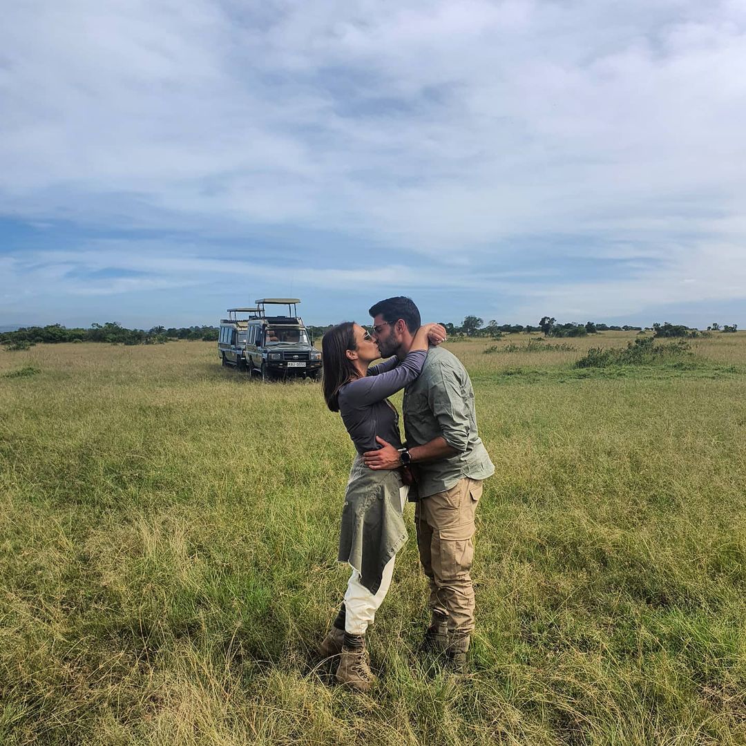 Beso de la pareja durante su viaje a Kenia con Jesús Calleja.