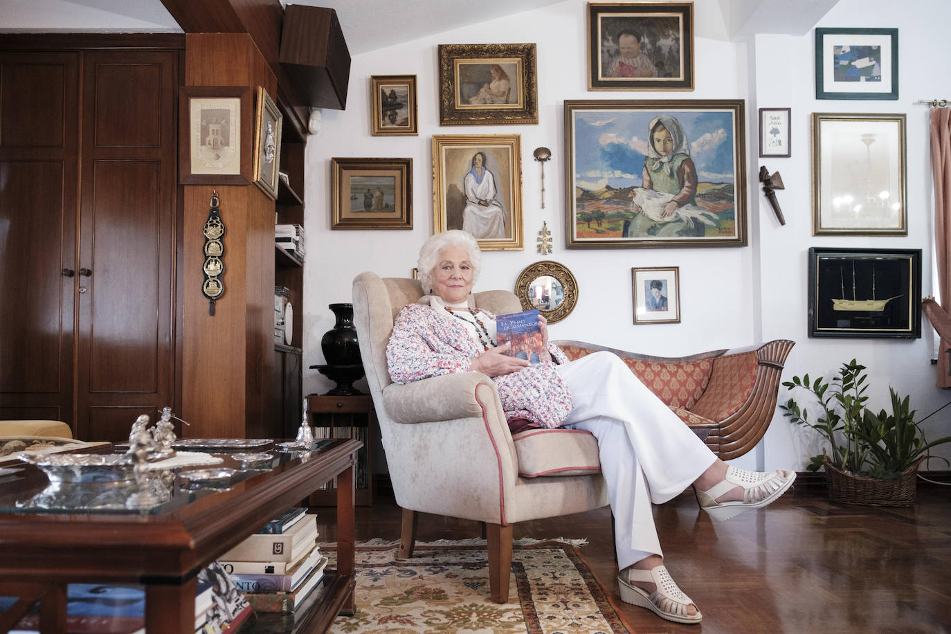 Vive rodeada de recuerdos en la casa donde crecieron sus trece hijos y en la que sigue escribiendo novelas a sus 90 años.