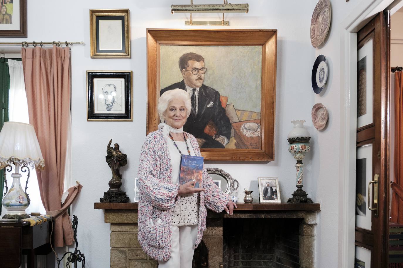 Vive rodeada de recuerdos en la casa donde crecieron sus trece hijos y en la que sigue escribiendo novelas a sus 90 años.