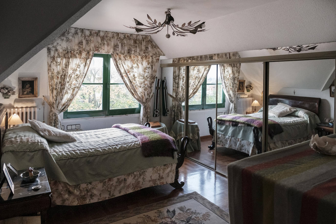 Vive rodeada de recuerdos en la casa donde crecieron sus trece hijos y en la que sigue escribiendo novelas a sus 90 años.