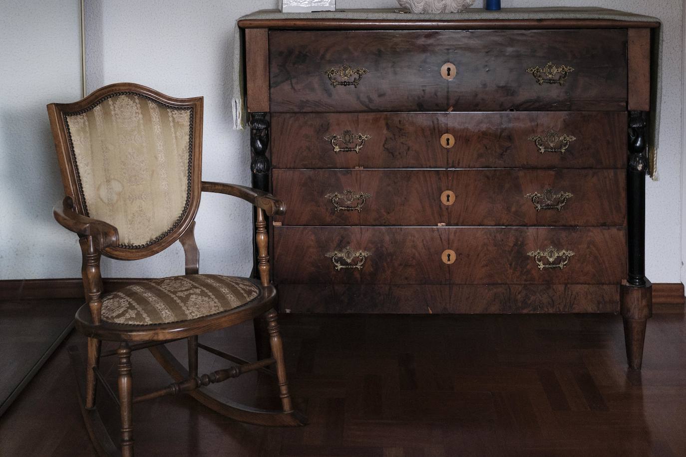 Vive rodeada de recuerdos en la casa donde crecieron sus trece hijos y en la que sigue escribiendo novelas a sus 90 años.