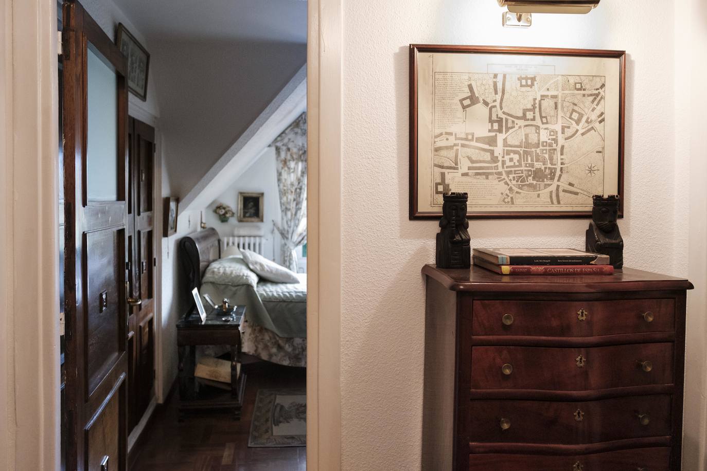 Vive rodeada de recuerdos en la casa donde crecieron sus trece hijos y en la que sigue escribiendo novelas a sus 90 años.