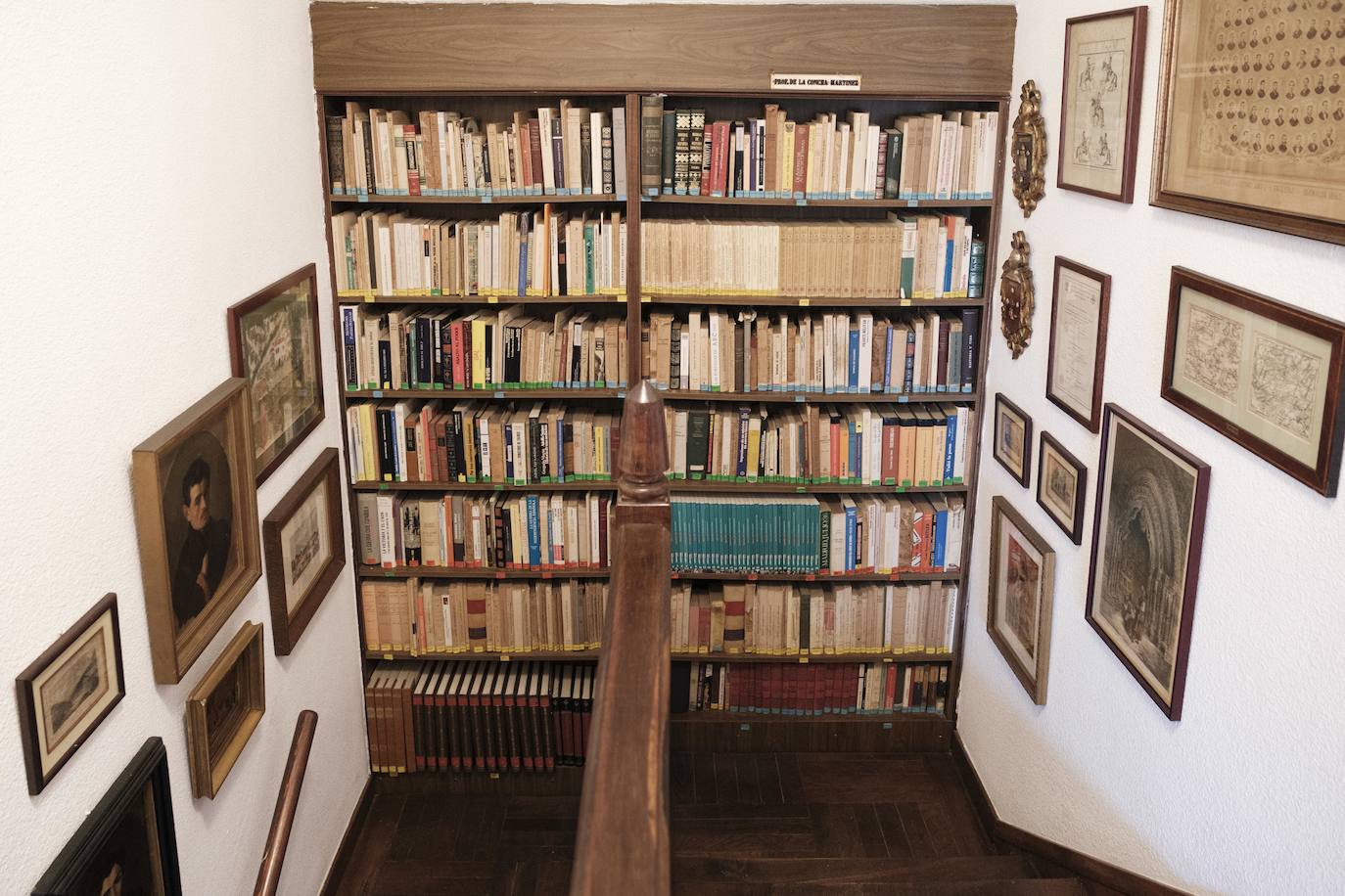 Vive rodeada de recuerdos en la casa donde crecieron sus trece hijos y en la que sigue escribiendo novelas a sus 90 años.